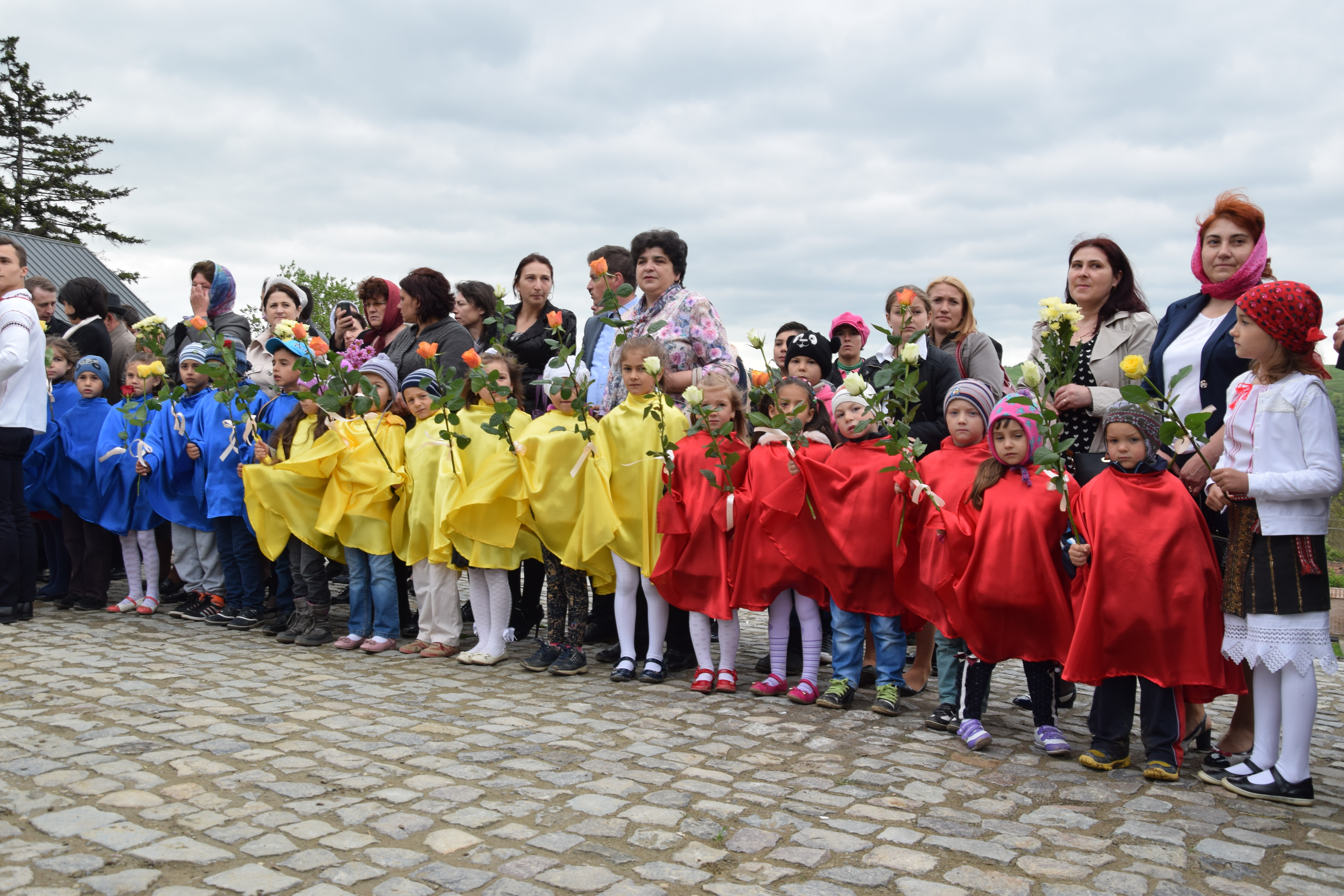 Mănăstirea Coșula a renăscut: slujbă de resfințire oficiată de patru ierarhi, în prezența a 3000 de credincioși