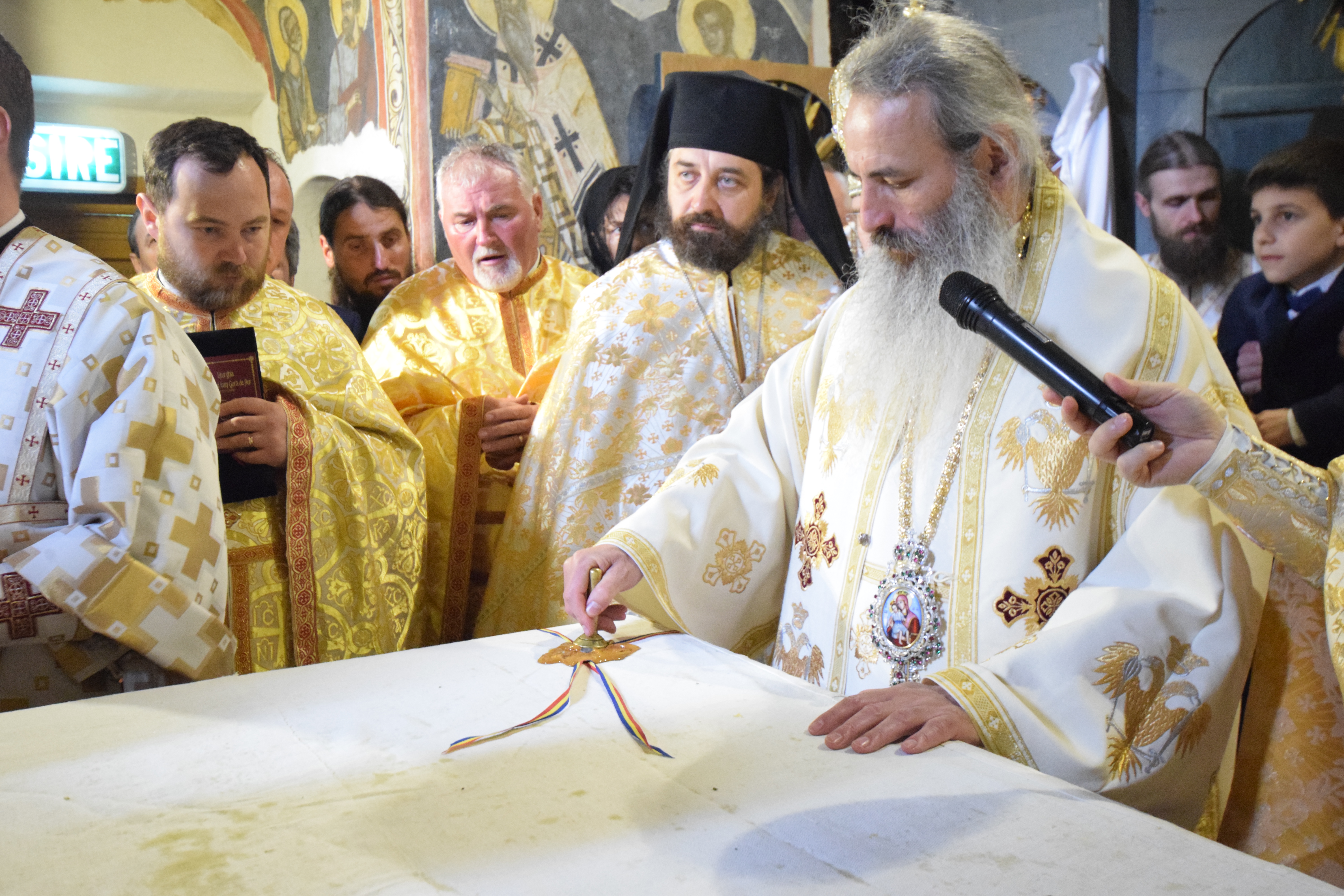 Mănăstirea Coșula a renăscut: slujbă de resfințire oficiată de patru ierarhi, în prezența a 3000 de credincioși