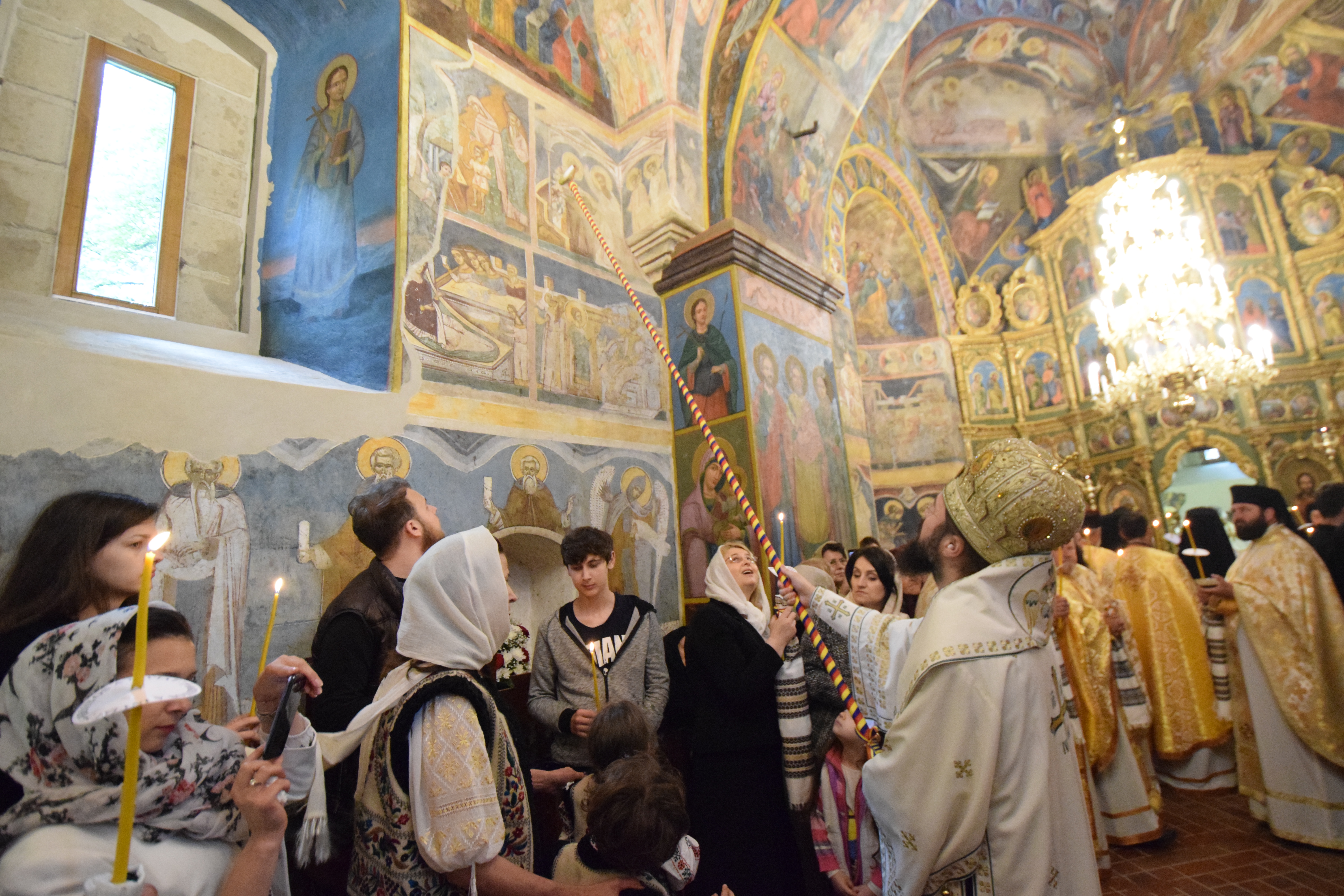 Mănăstirea Coșula a renăscut: slujbă de resfințire oficiată de patru ierarhi, în prezența a 3000 de credincioși