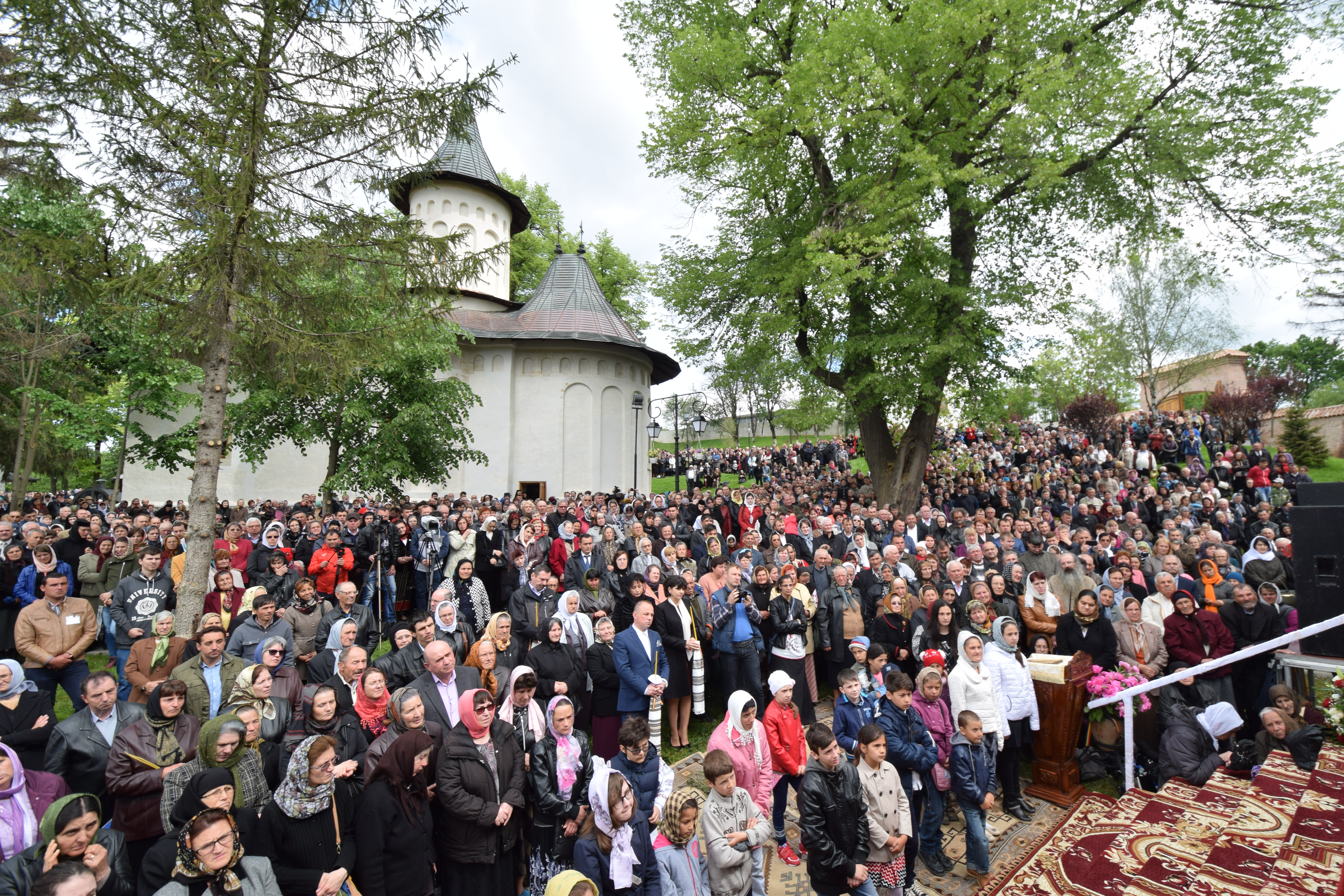 Mănăstirea Coșula a renăscut: slujbă de resfințire oficiată de patru ierarhi, în prezența a 3000 de credincioși