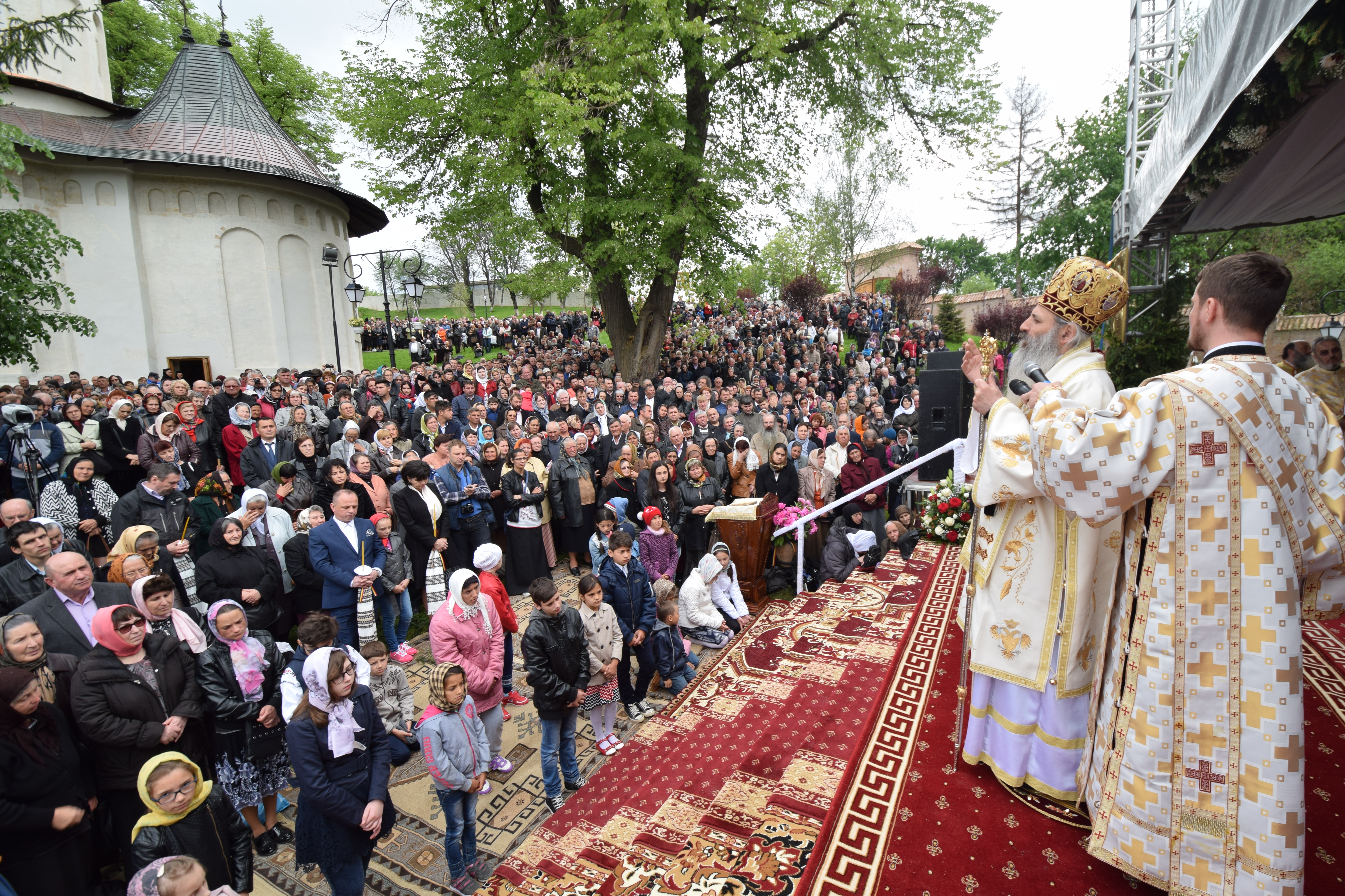 Mănăstirea Coșula a renăscut: slujbă de resfințire oficiată de patru ierarhi, în prezența a 3000 de credincioși
