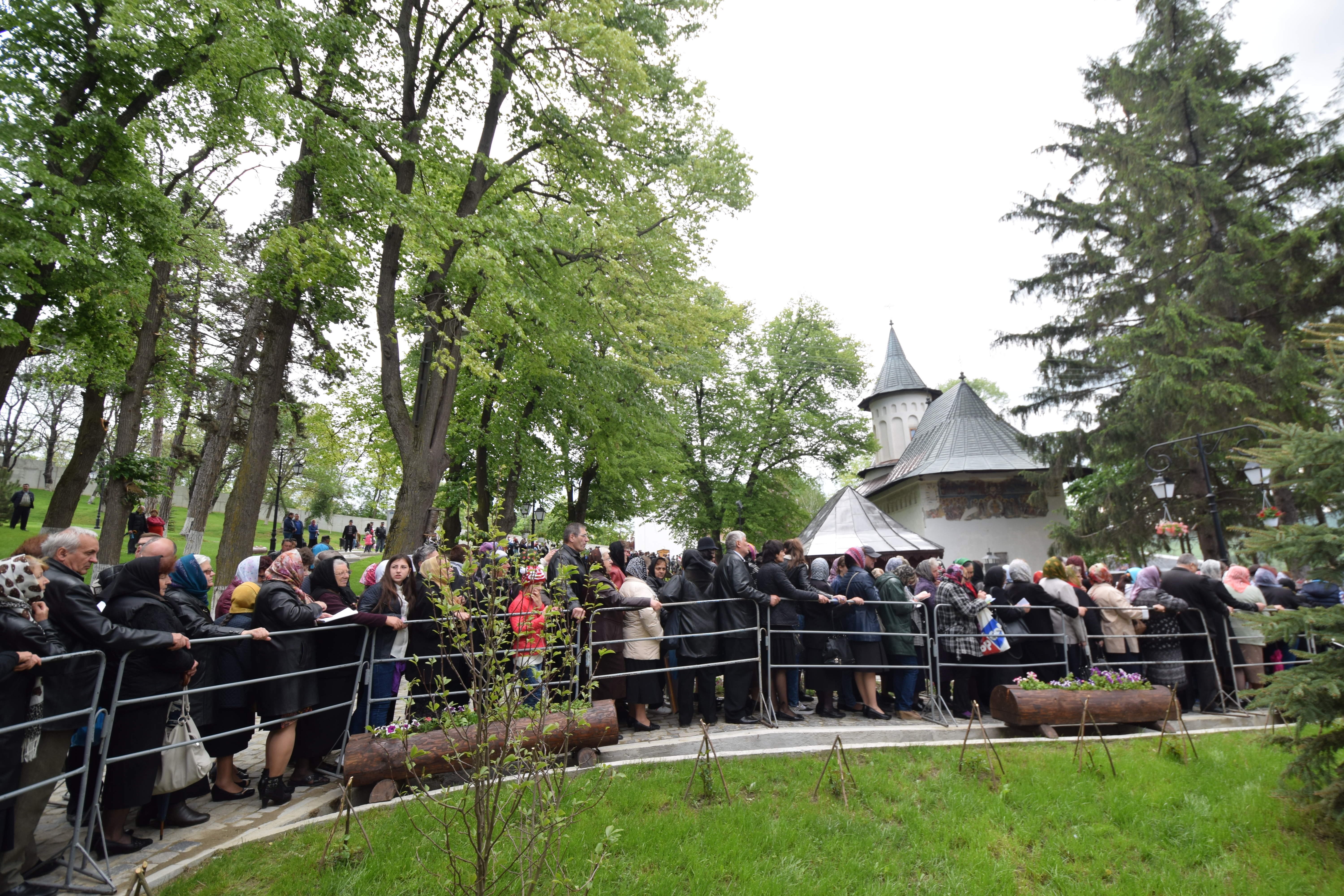 Mănăstirea Coșula a renăscut: slujbă de resfințire oficiată de patru ierarhi, în prezența a 3000 de credincioși