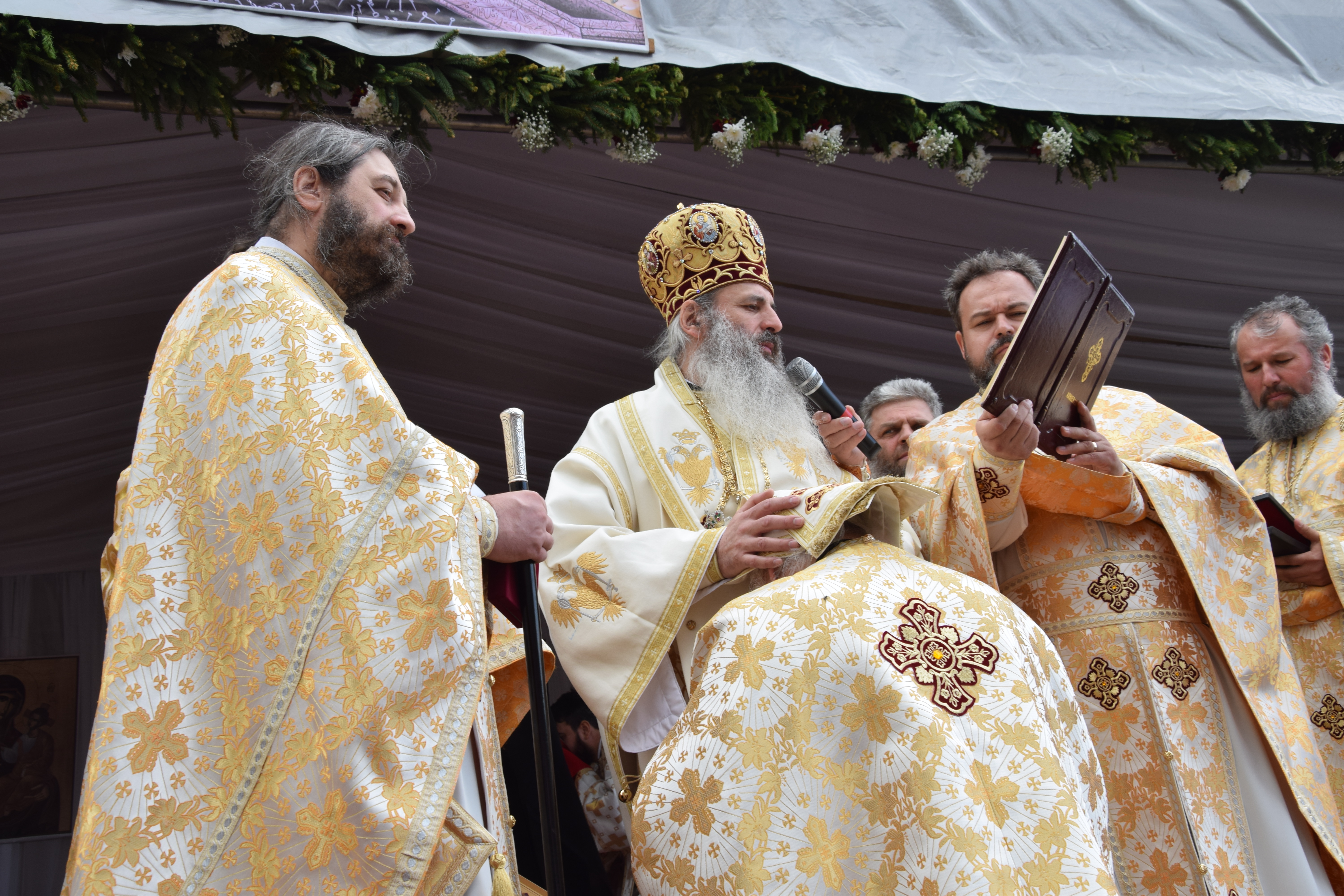 Mănăstirea Coșula a renăscut: slujbă de resfințire oficiată de patru ierarhi, în prezența a 3000 de credincioși