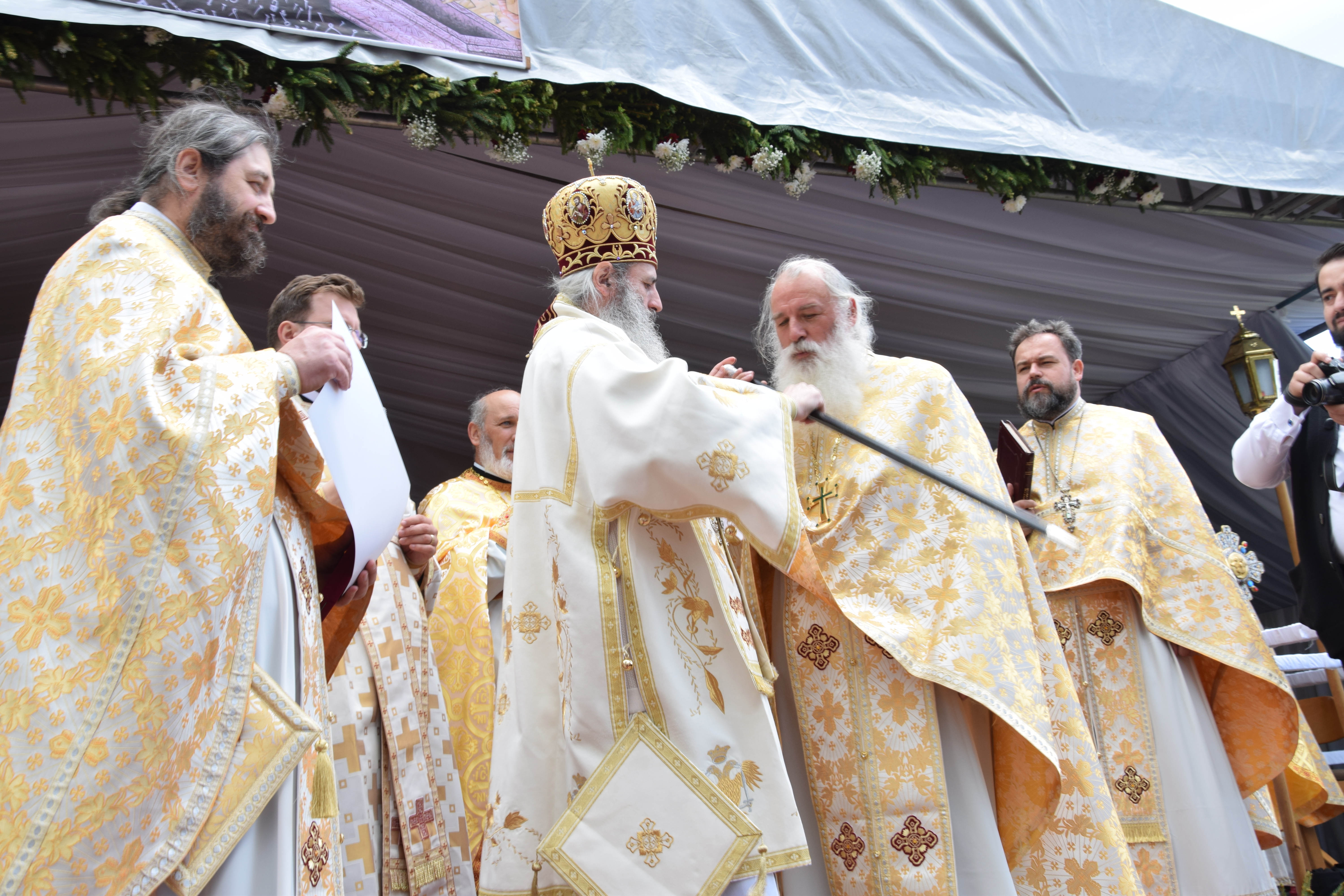 Mănăstirea Coșula a renăscut: slujbă de resfințire oficiată de patru ierarhi, în prezența a 3000 de credincioși