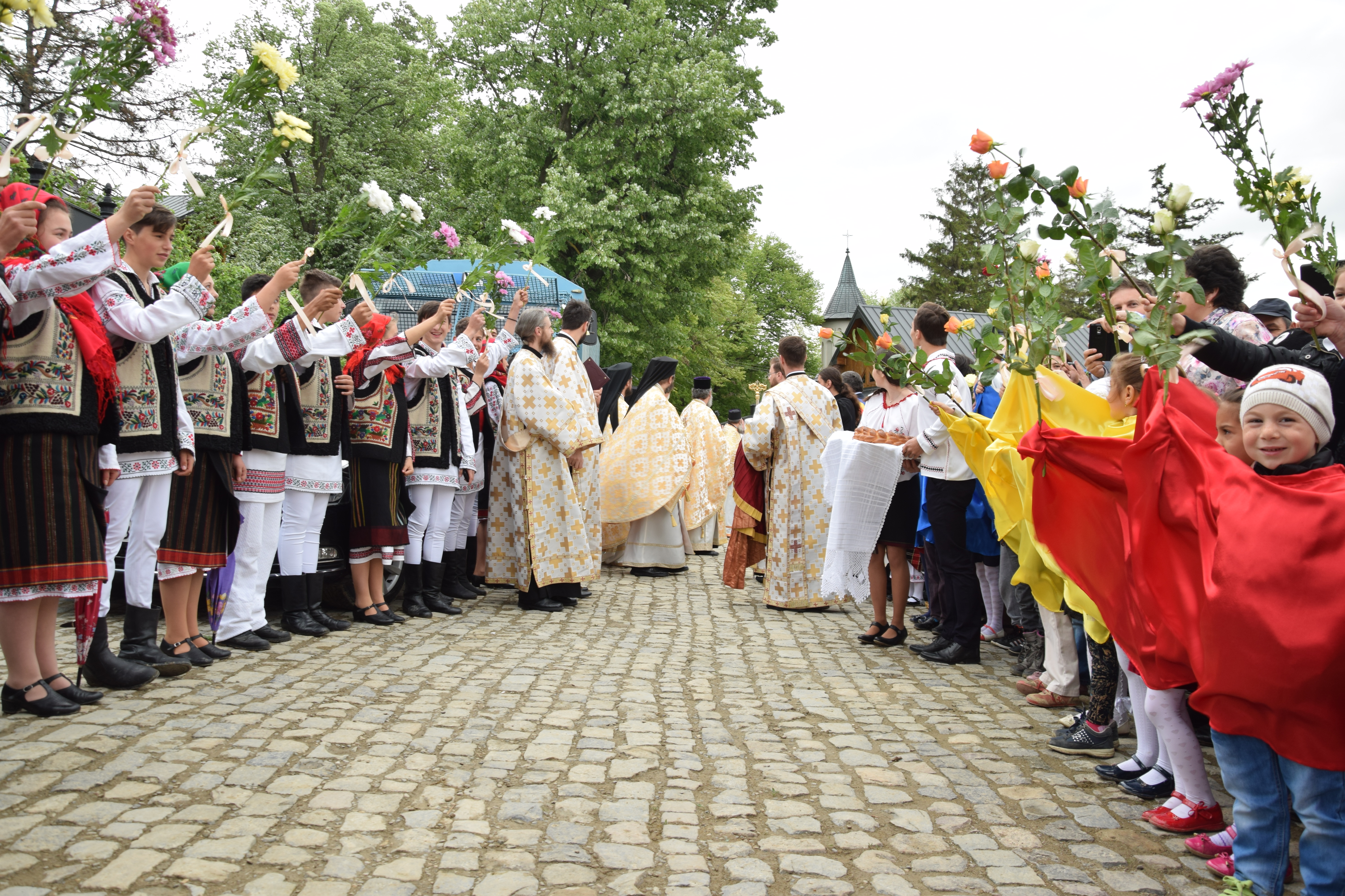 Mănăstirea Coșula a renăscut: slujbă de resfințire oficiată de patru ierarhi, în prezența a 3000 de credincioși