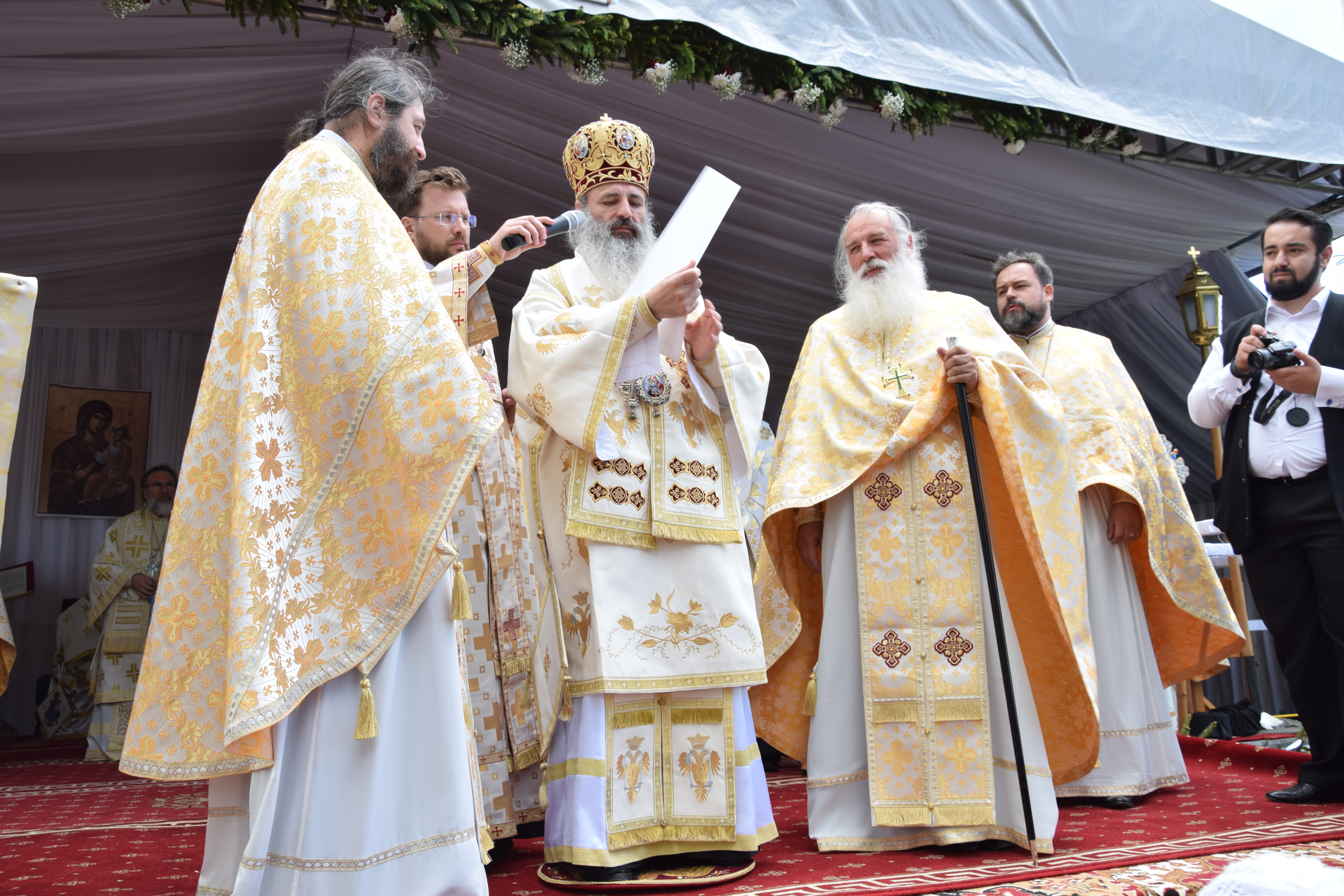 Mănăstirea Coșula a renăscut: slujbă de resfințire oficiată de patru ierarhi, în prezența a 3000 de credincioși