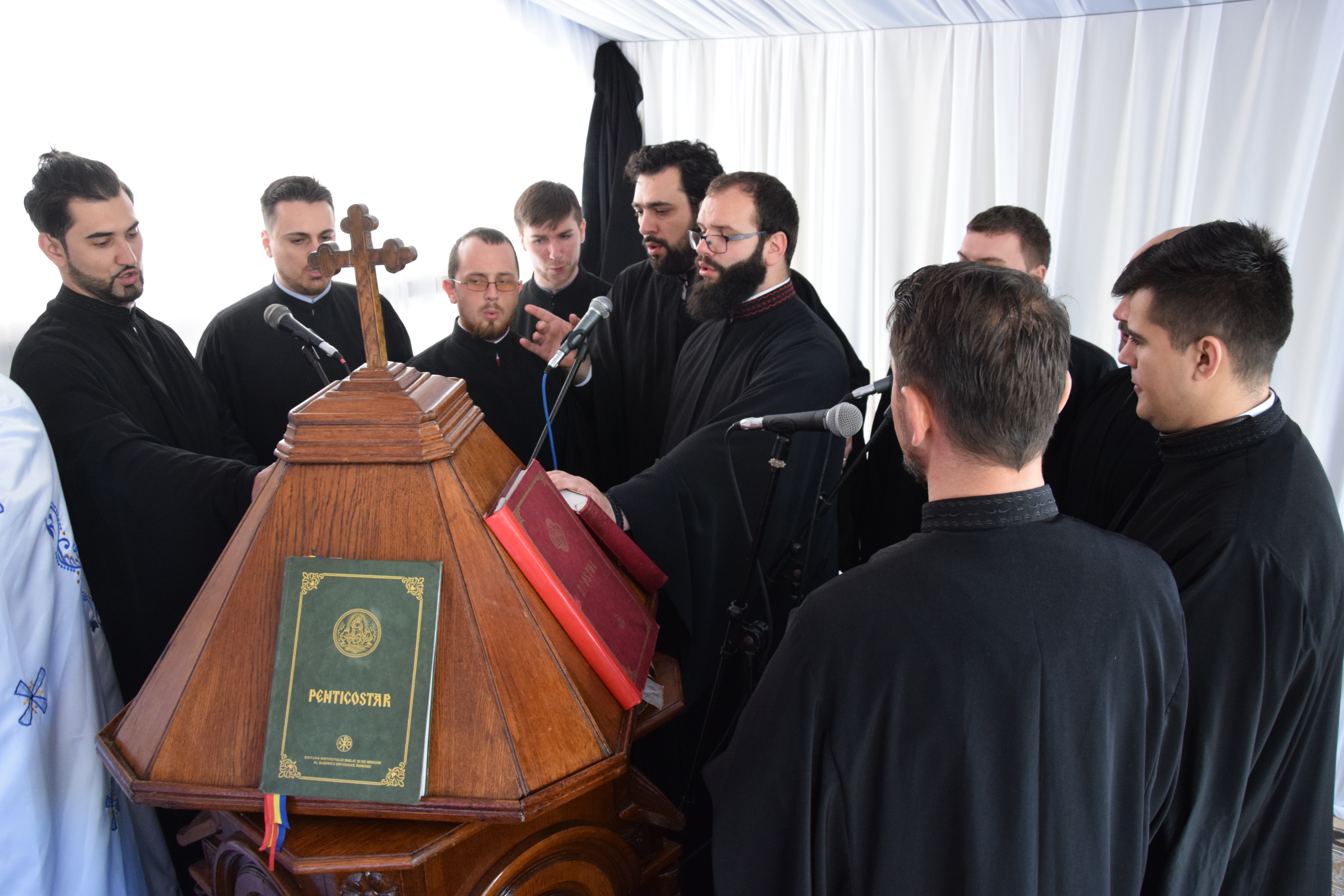 Mănăstirea Coșula a renăscut: slujbă de resfințire oficiată de patru ierarhi, în prezența a 3000 de credincioși