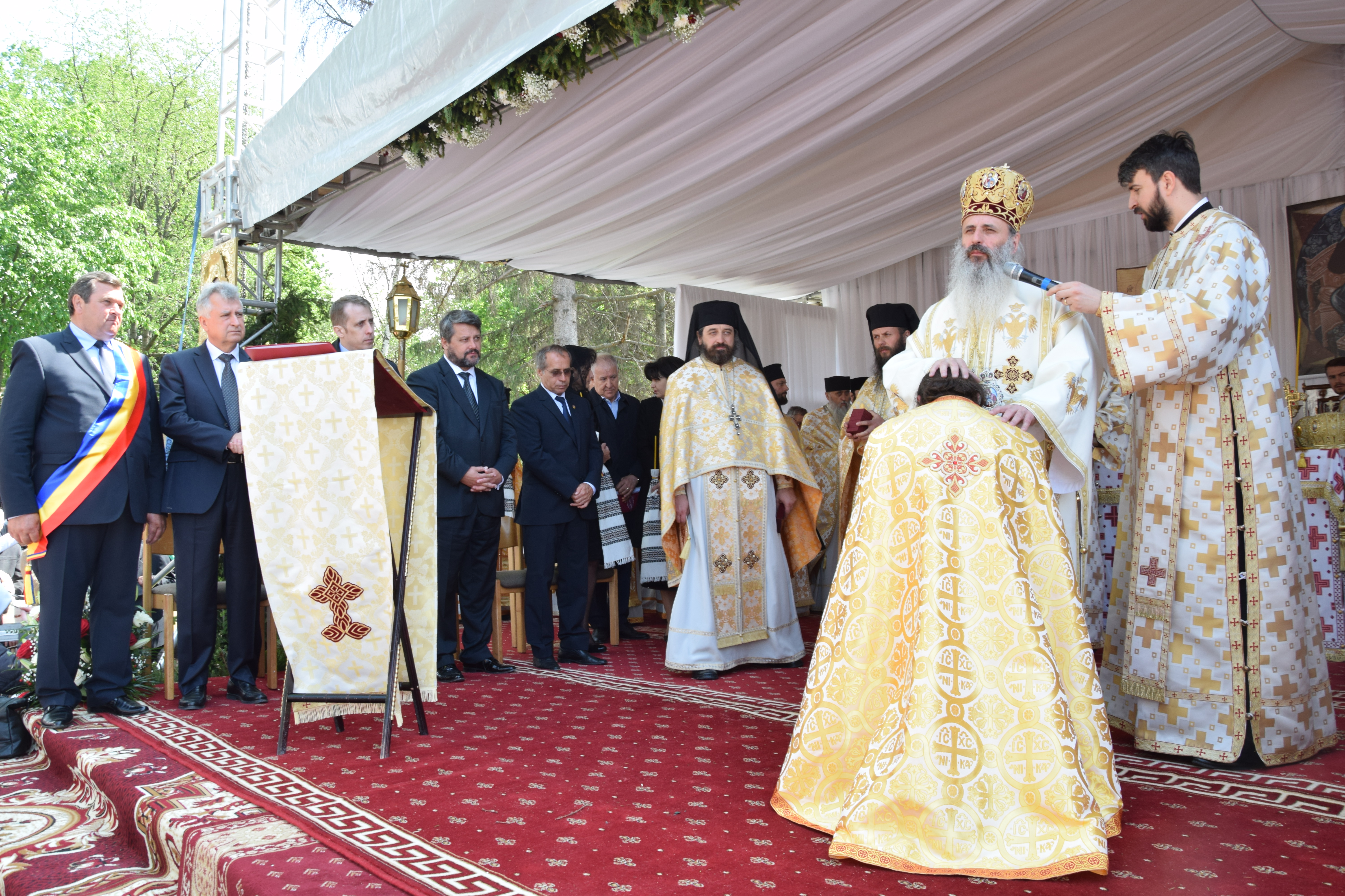 Mănăstirea Coșula a renăscut: slujbă de resfințire oficiată de patru ierarhi, în prezența a 3000 de credincioși