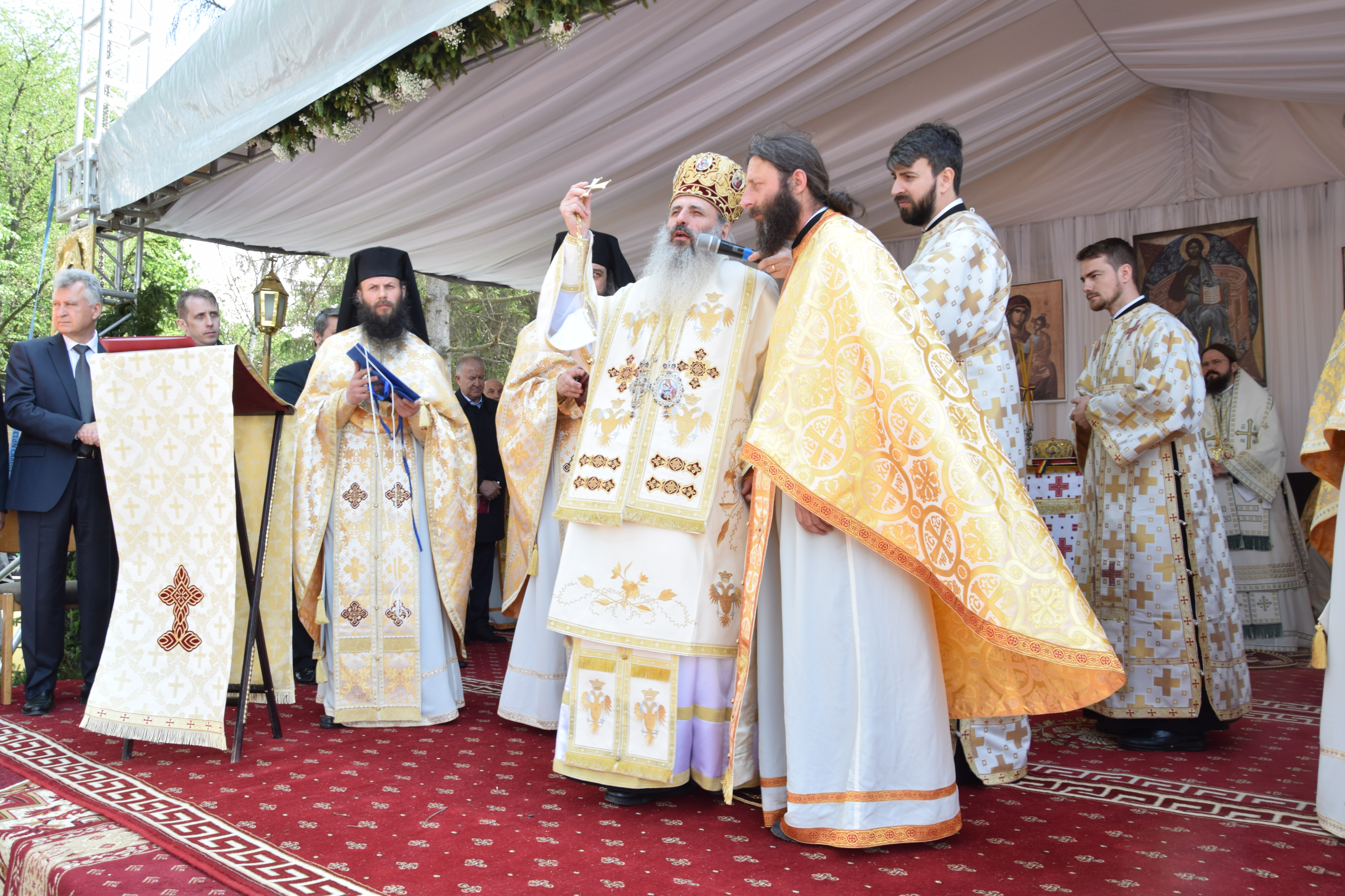 Mănăstirea Coșula a renăscut: slujbă de resfințire oficiată de patru ierarhi, în prezența a 3000 de credincioși