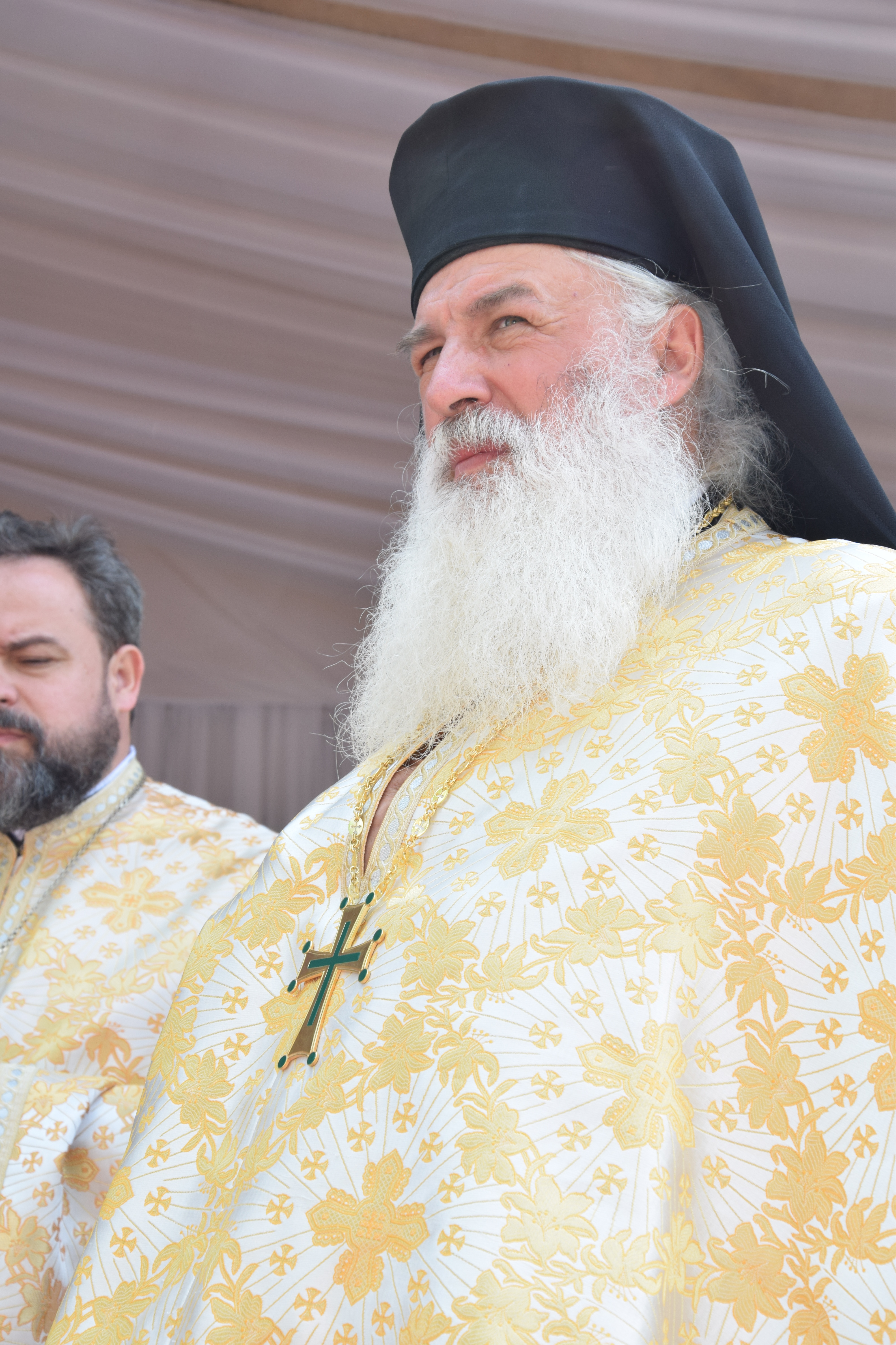 Mănăstirea Coșula a renăscut: slujbă de resfințire oficiată de patru ierarhi, în prezența a 3000 de credincioși