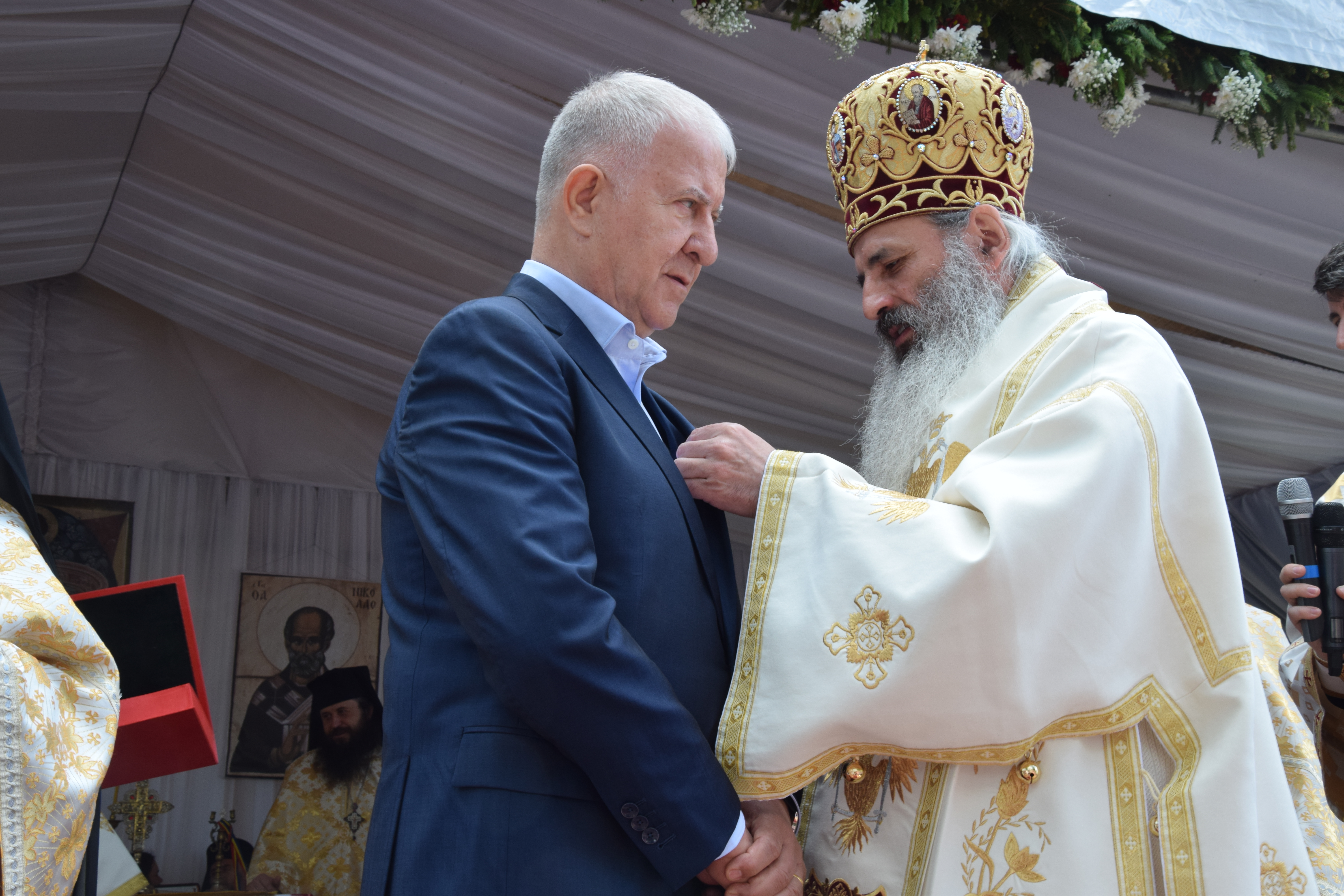 Mănăstirea Coșula a renăscut: slujbă de resfințire oficiată de patru ierarhi, în prezența a 3000 de credincioși