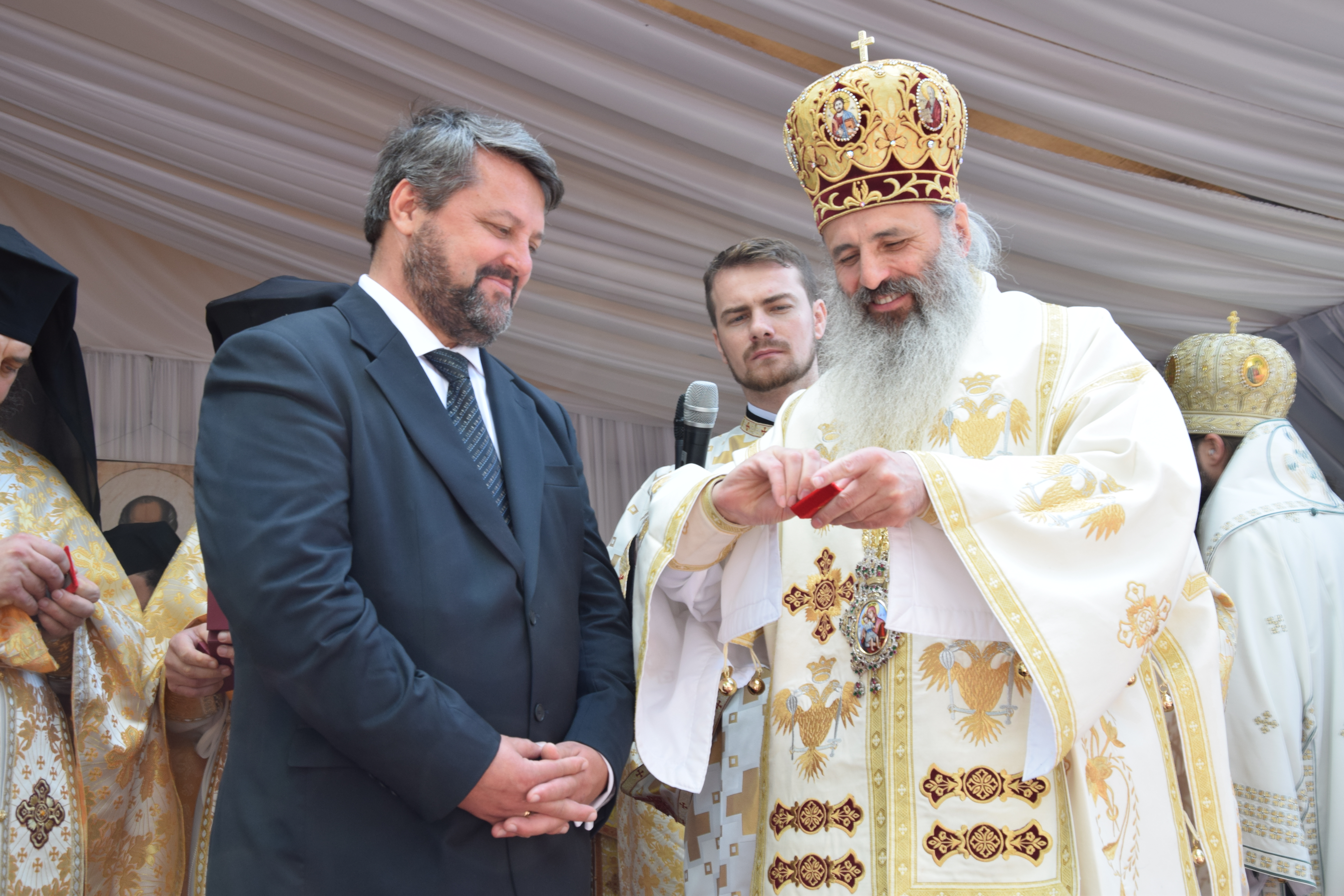 Mănăstirea Coșula a renăscut: slujbă de resfințire oficiată de patru ierarhi, în prezența a 3000 de credincioși