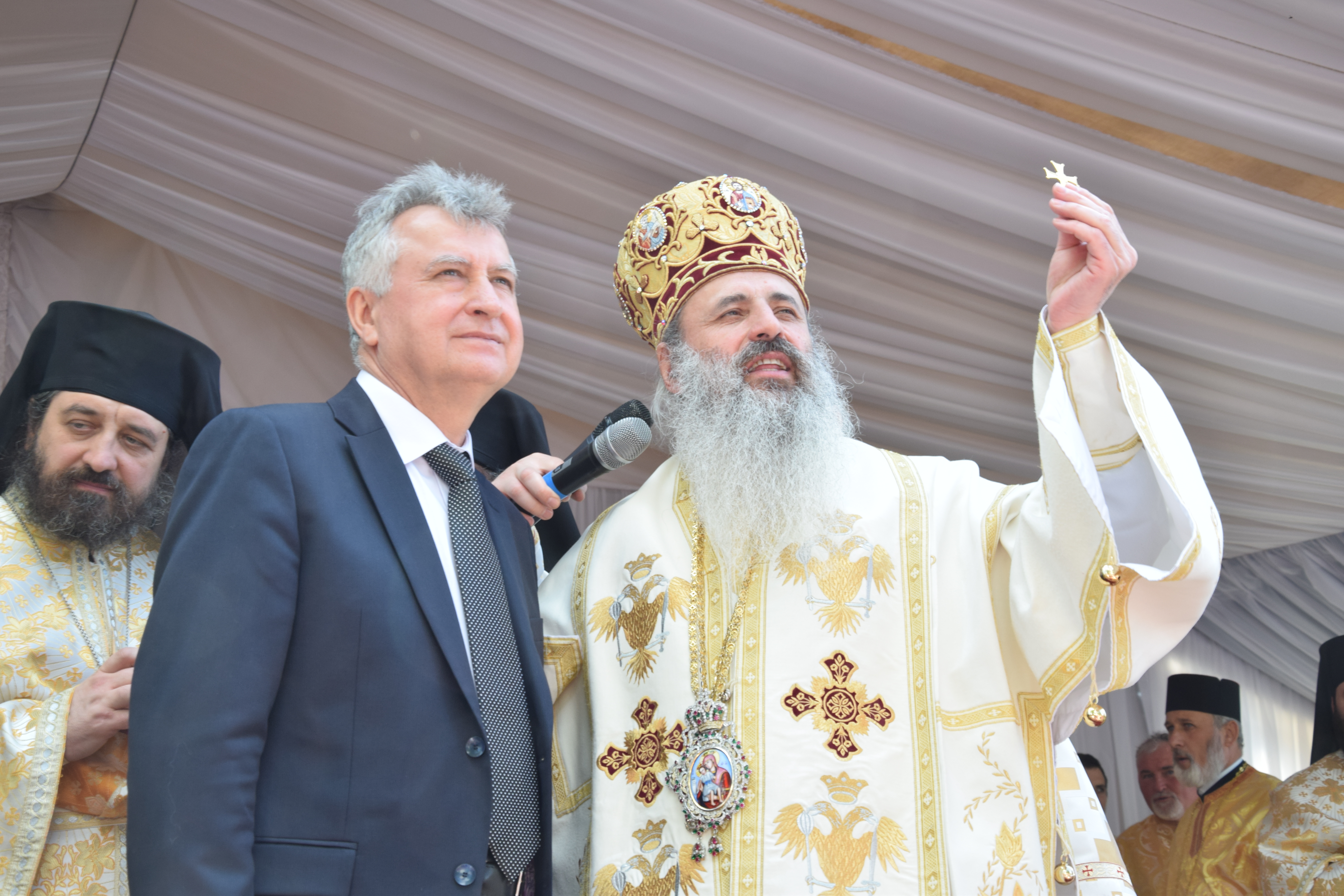 Mănăstirea Coșula a renăscut: slujbă de resfințire oficiată de patru ierarhi, în prezența a 3000 de credincioși