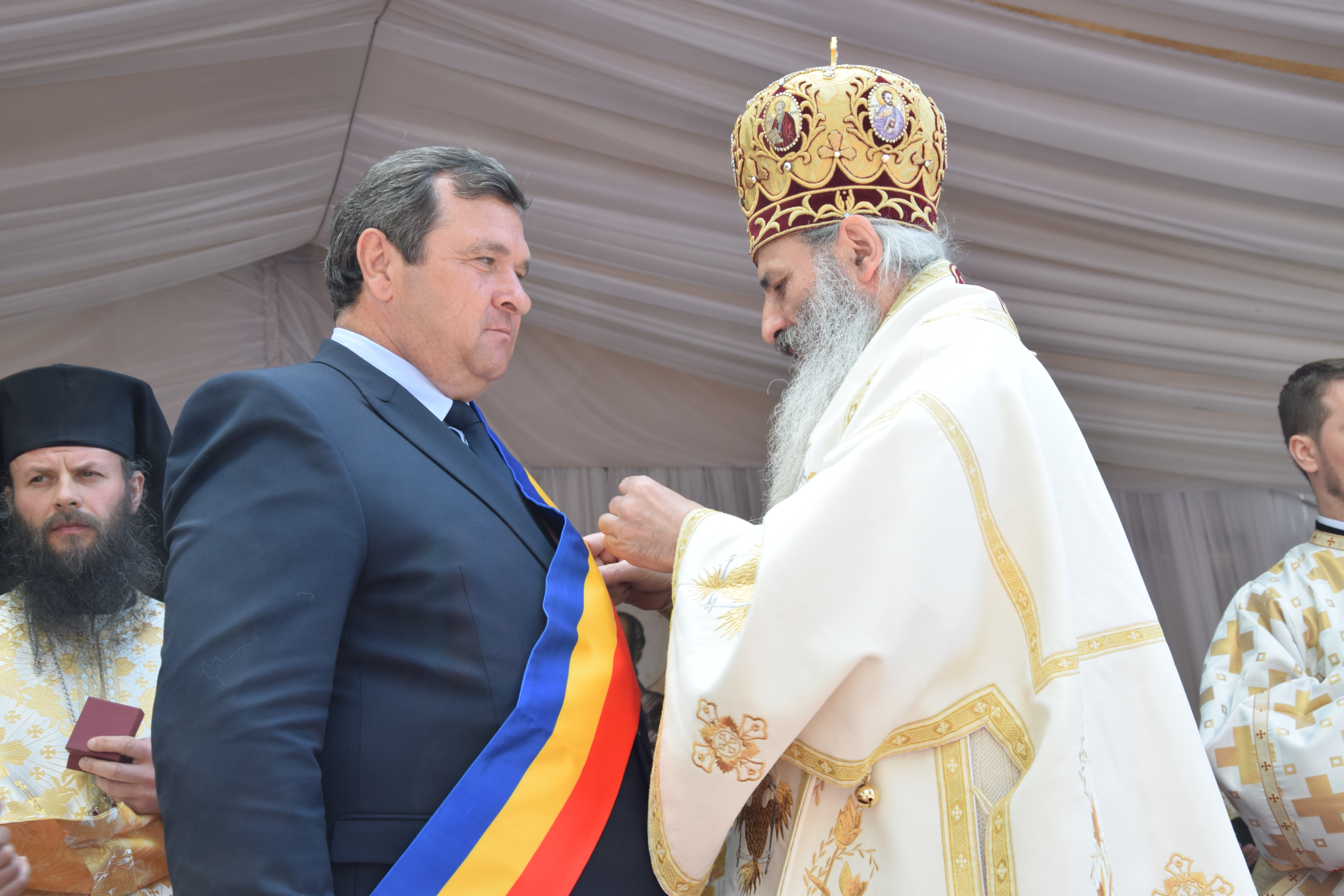 Mănăstirea Coșula a renăscut: slujbă de resfințire oficiată de patru ierarhi, în prezența a 3000 de credincioși