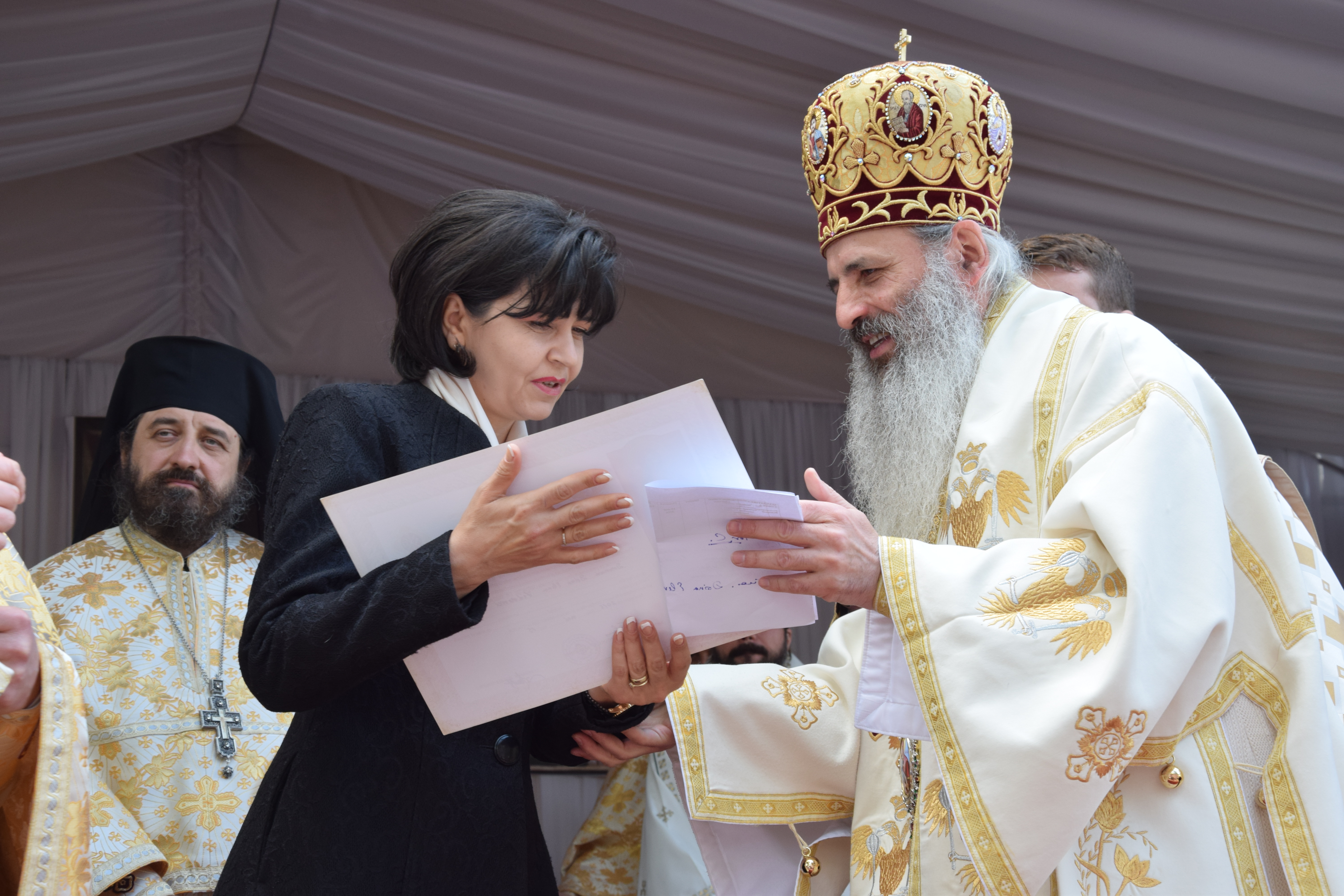 Mănăstirea Coșula a renăscut: slujbă de resfințire oficiată de patru ierarhi, în prezența a 3000 de credincioși