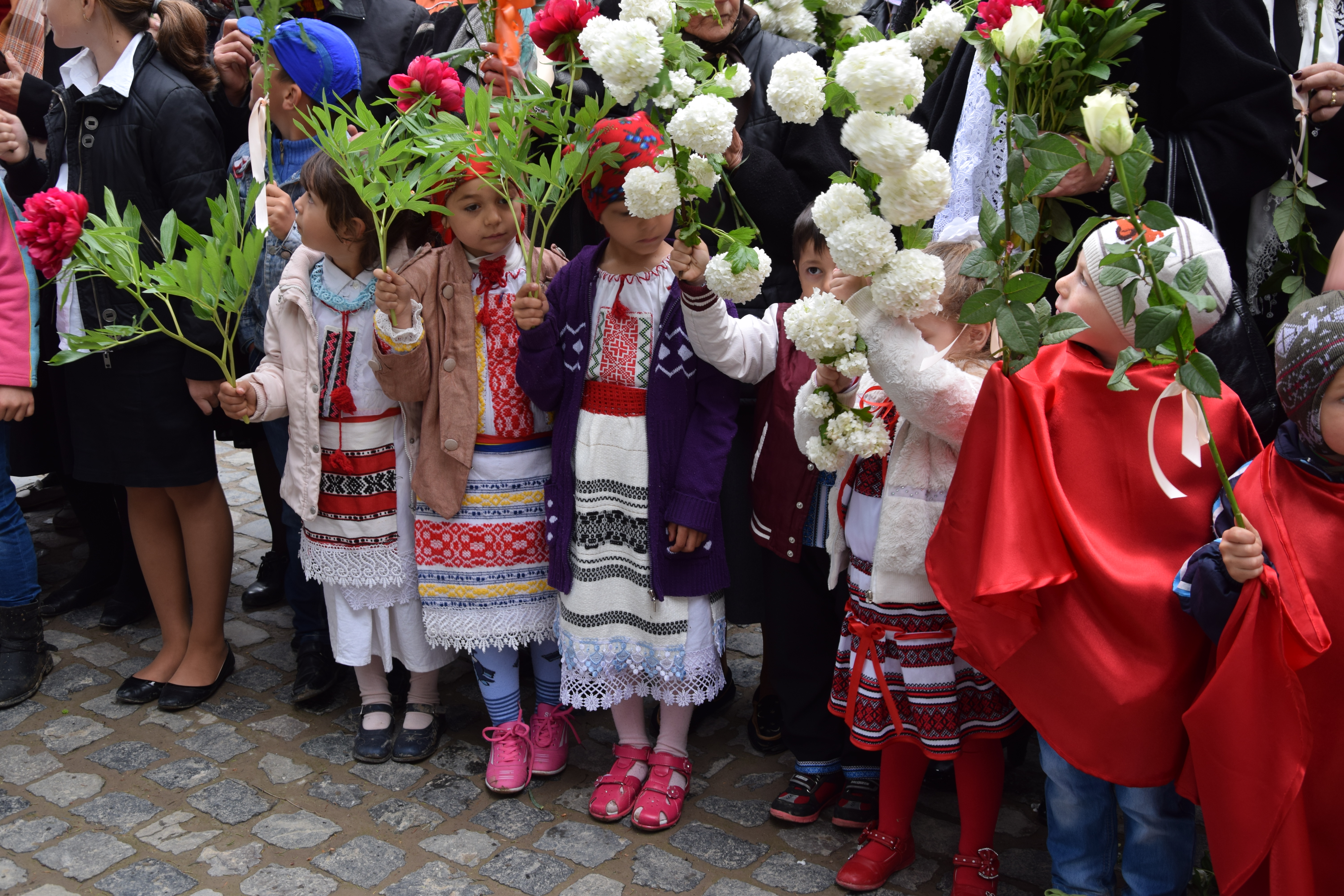 Mănăstirea Coșula a renăscut: slujbă de resfințire oficiată de patru ierarhi, în prezența a 3000 de credincioși