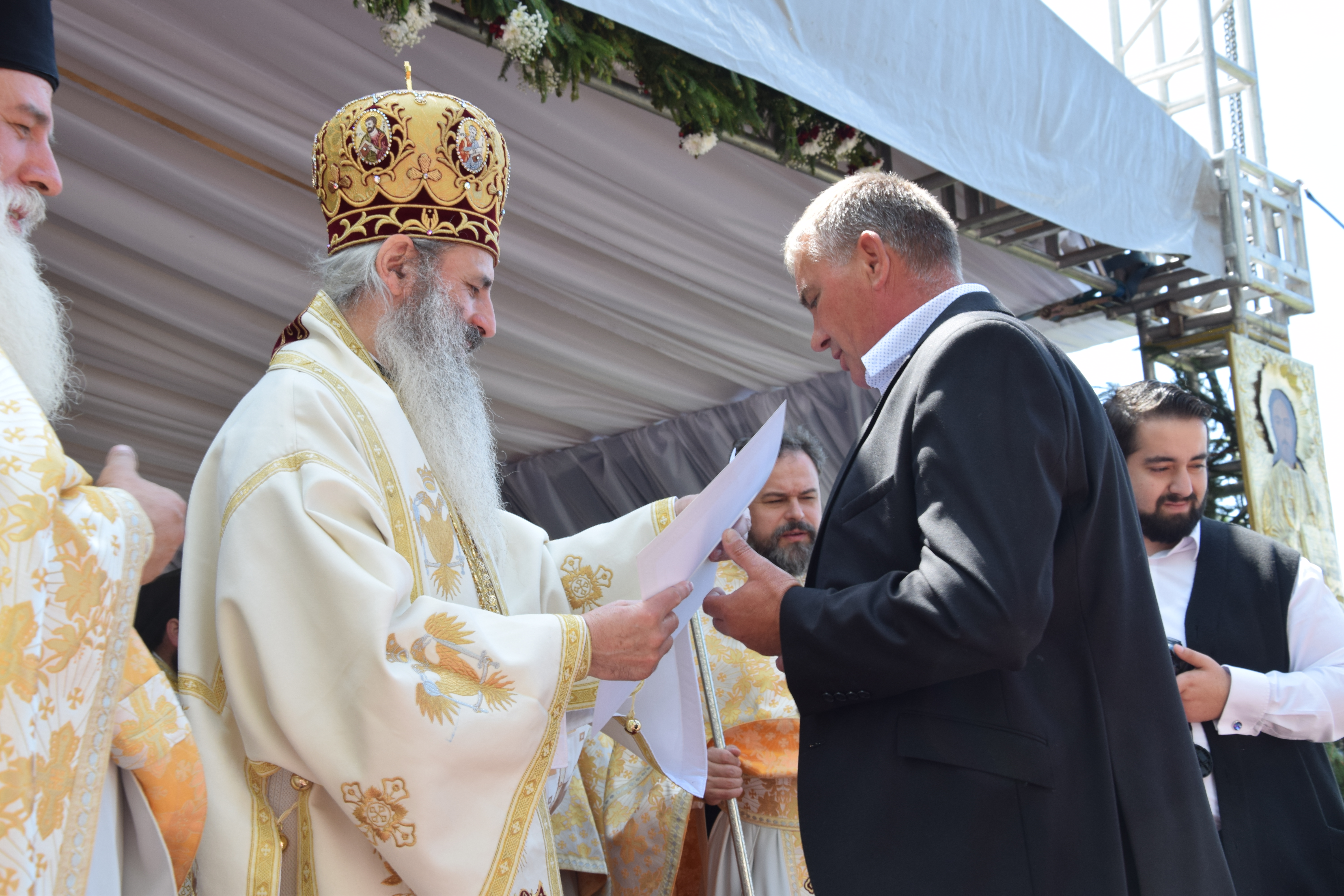 Mănăstirea Coșula a renăscut: slujbă de resfințire oficiată de patru ierarhi, în prezența a 3000 de credincioși