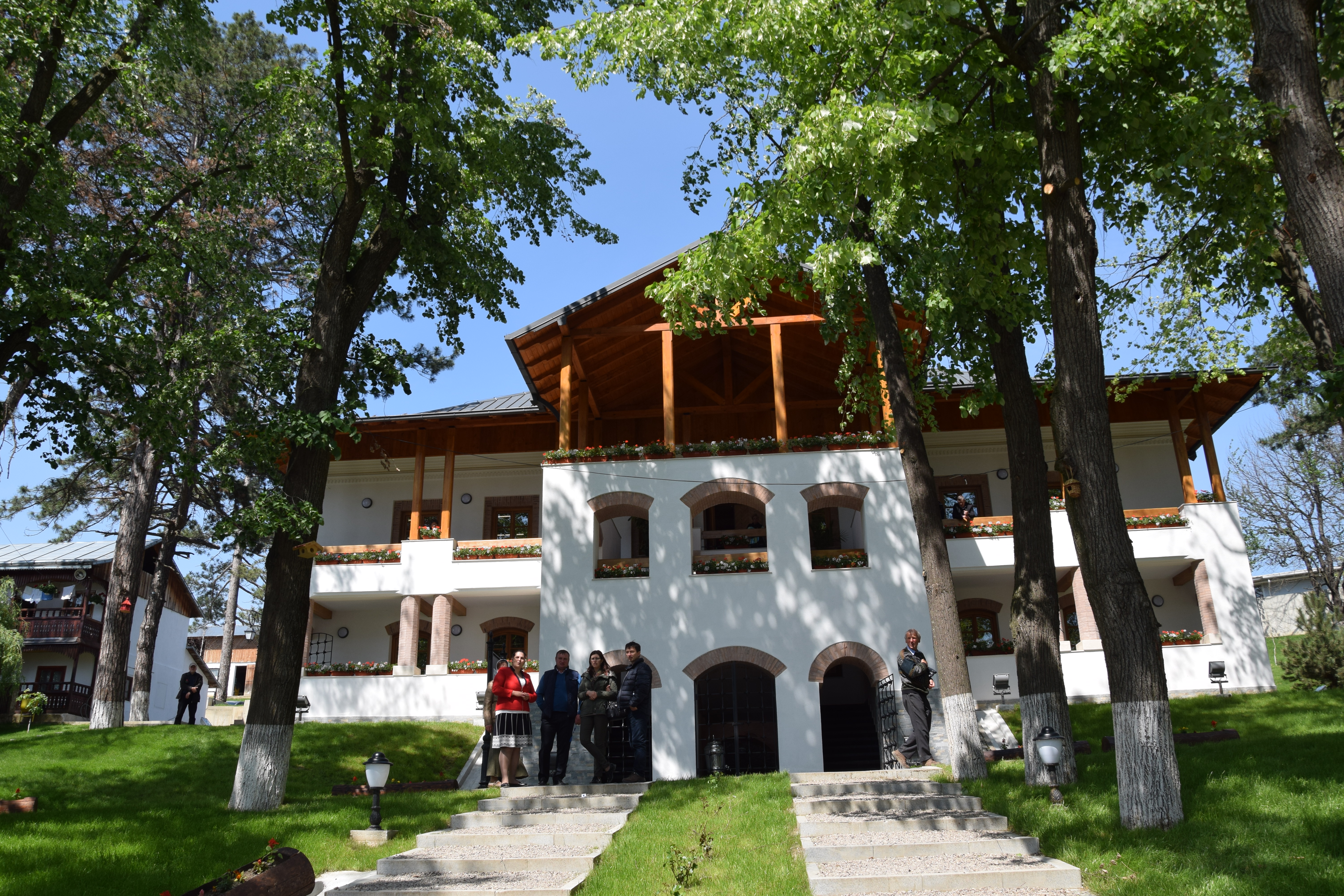 Mănăstirea Coșula a renăscut: slujbă de resfințire oficiată de patru ierarhi, în prezența a 3000 de credincioși