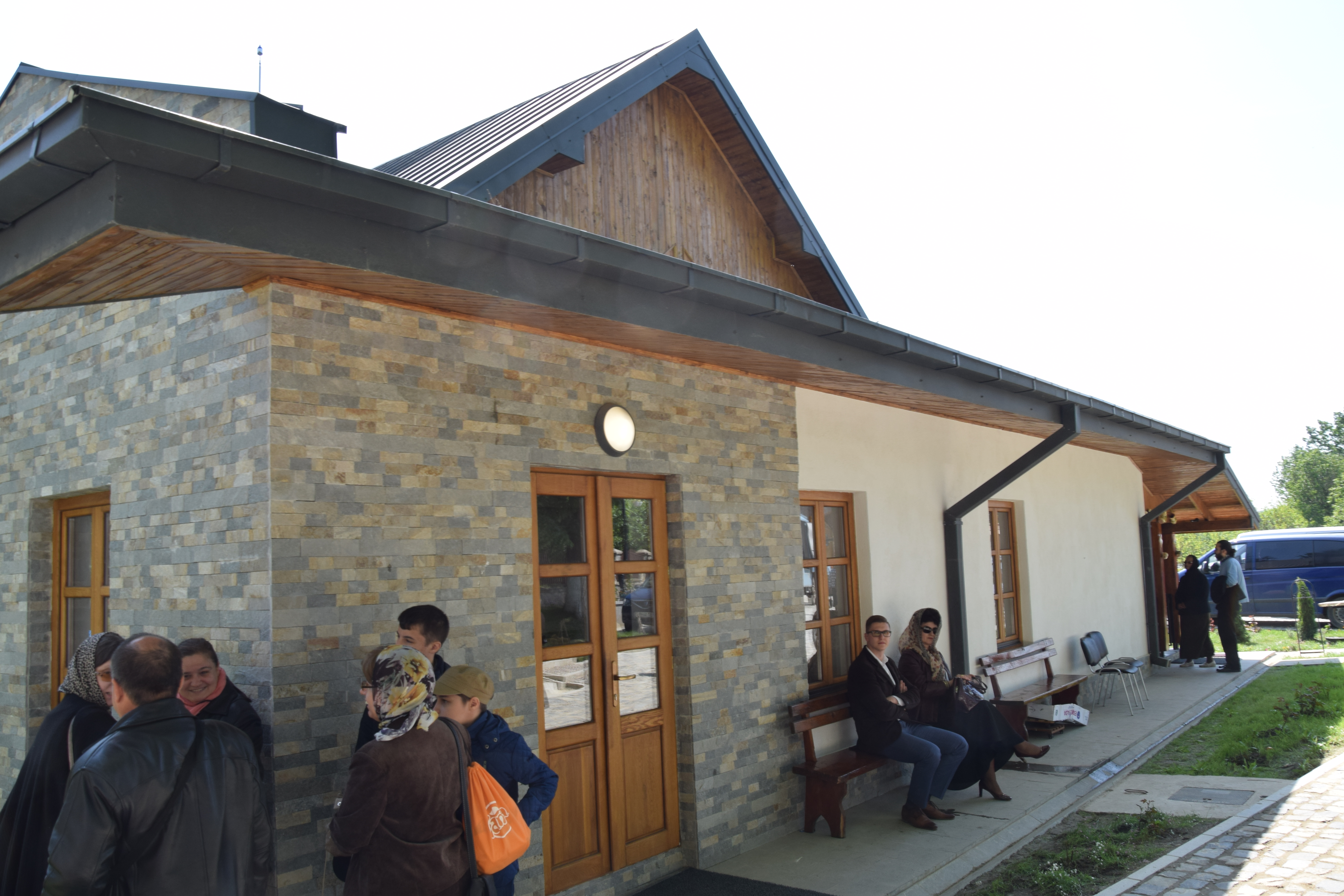 Mănăstirea Coșula a renăscut: slujbă de resfințire oficiată de patru ierarhi, în prezența a 3000 de credincioși