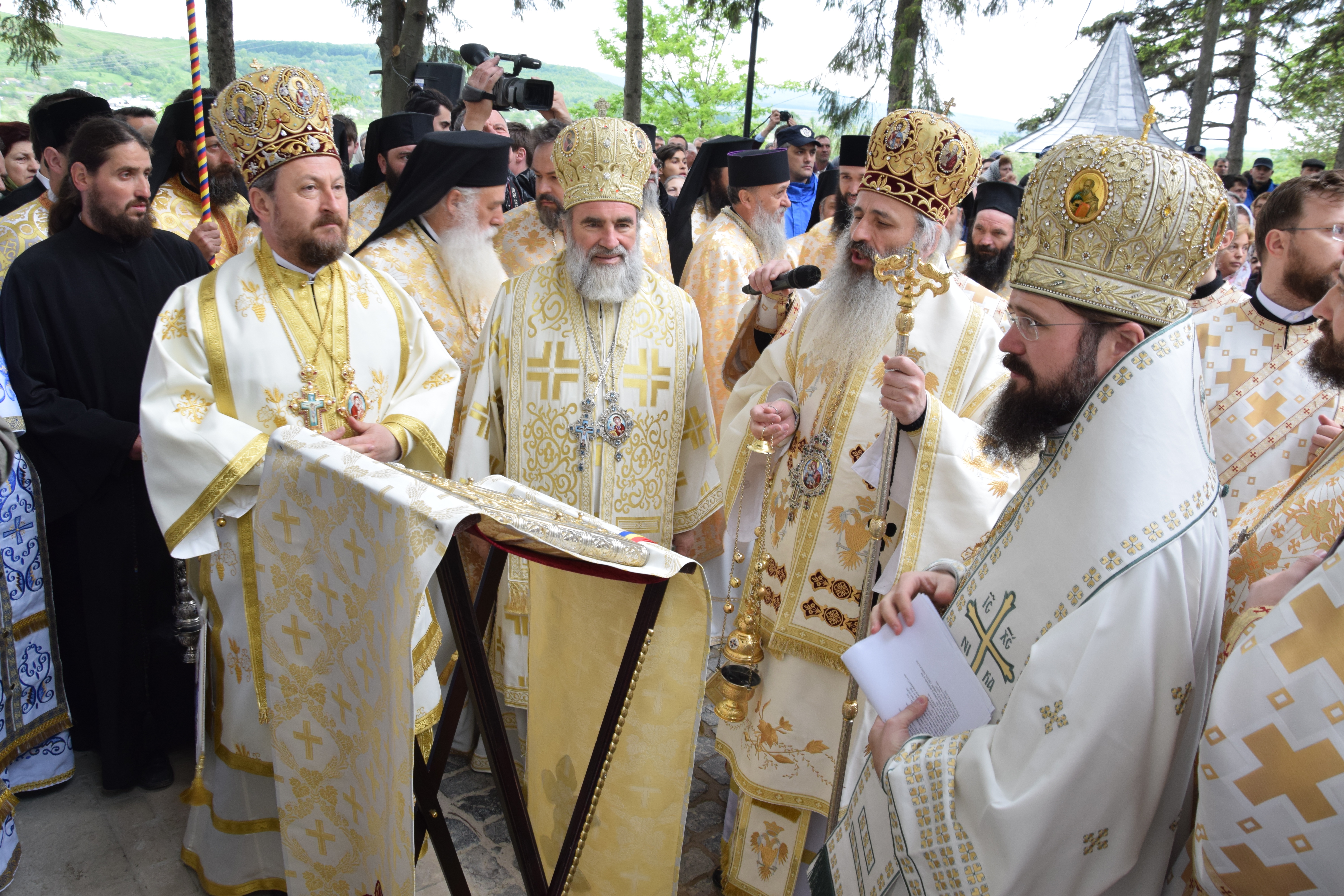 Mănăstirea Coșula a renăscut: slujbă de resfințire oficiată de patru ierarhi, în prezența a 3000 de credincioși