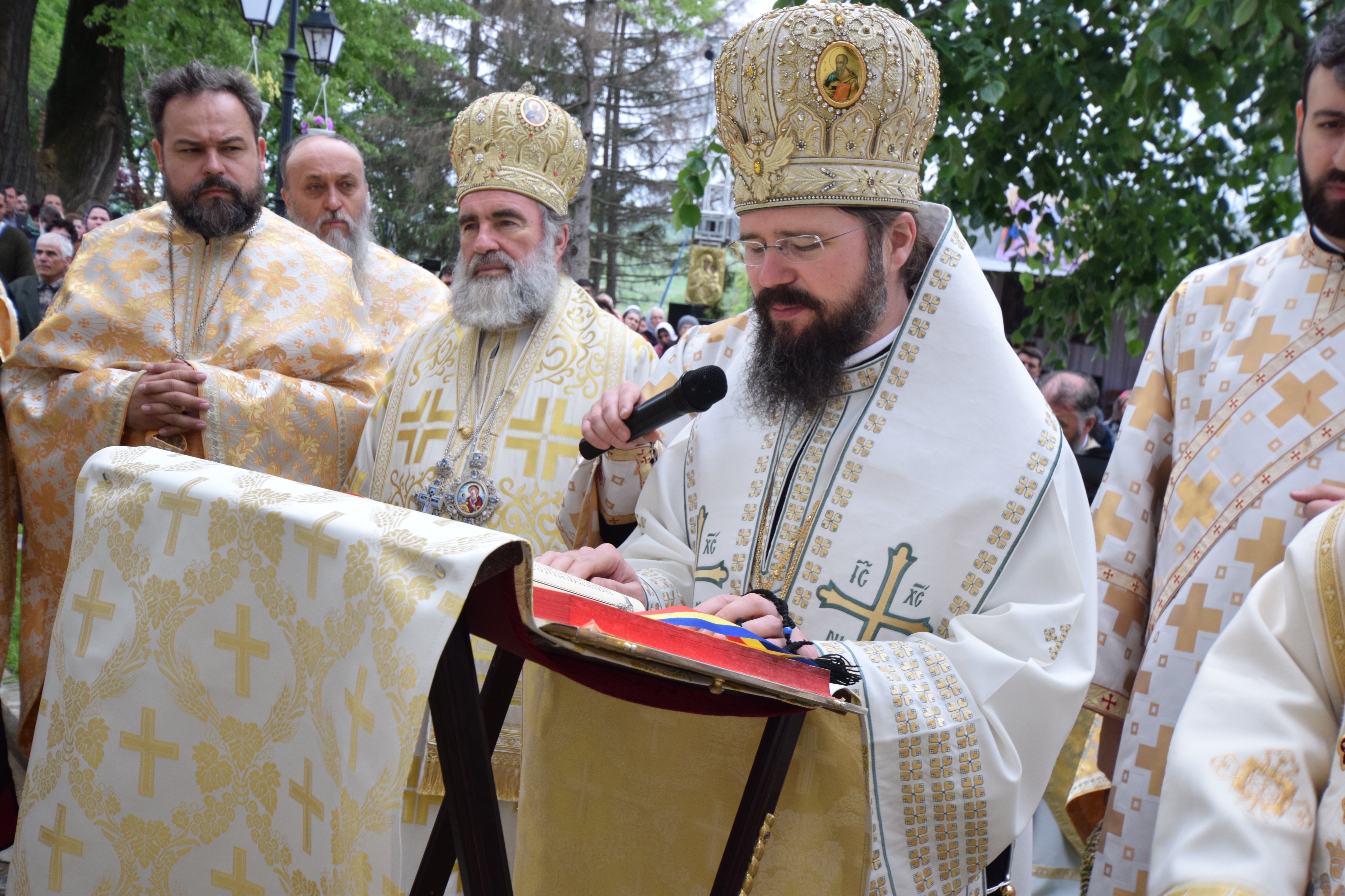 Mănăstirea Coșula a renăscut: slujbă de resfințire oficiată de patru ierarhi, în prezența a 3000 de credincioși