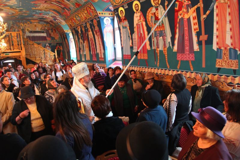 Înaltpreasfinţitul Laurenţiu a sfinţit pictura bisericii din Cincu