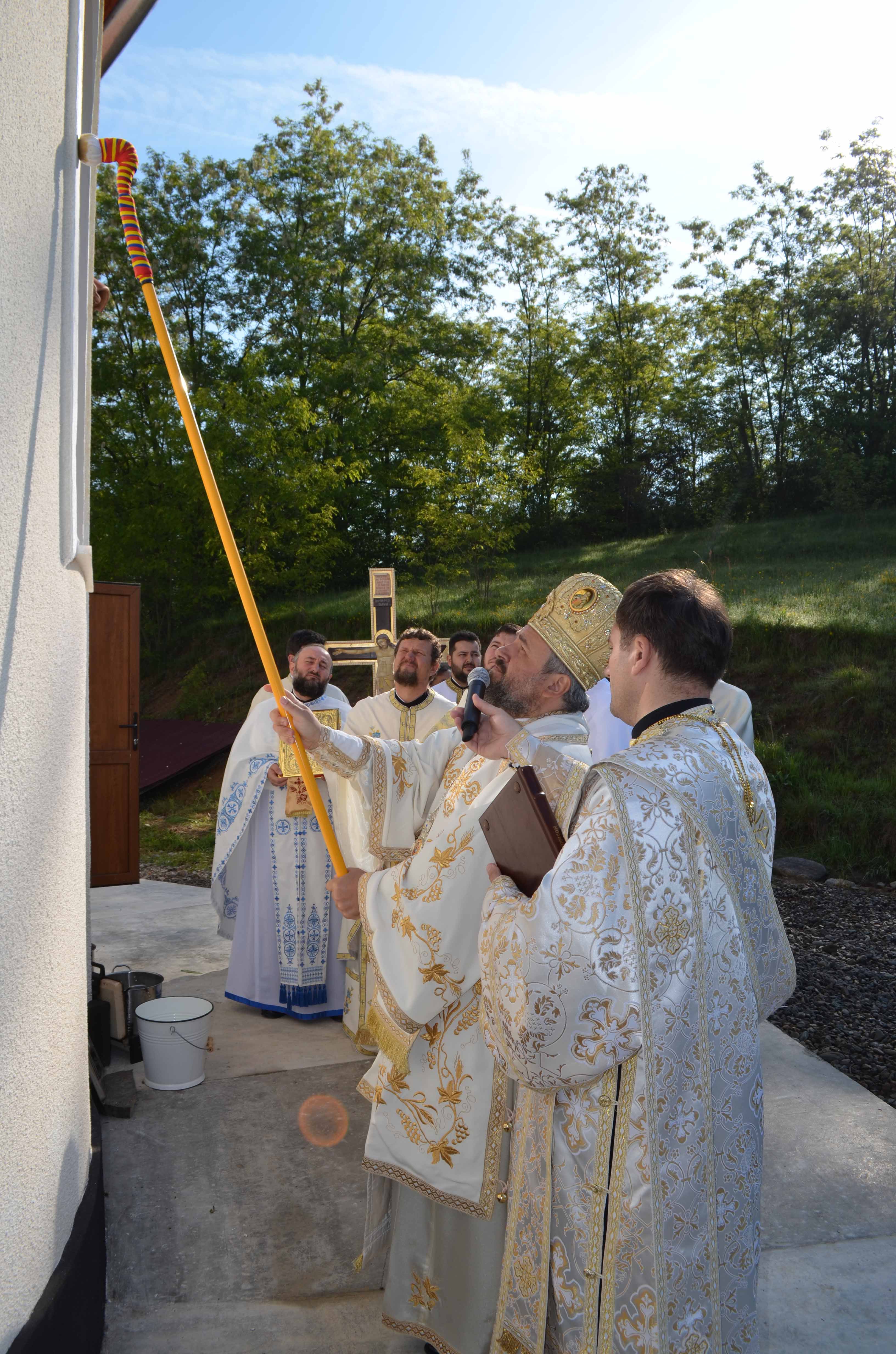 Sfințirea bisericii „Adormirea Maicii Domnului” și „Sfinții Împărați Constantin și Elena” din parohia Ponor