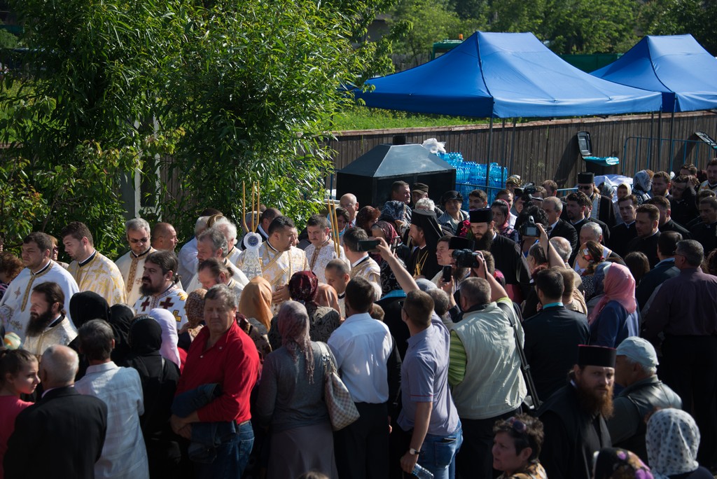 PS Corneliu a sfinţit biserica din Corni-Albeşti - Foto: Constantin Comici Porţi spre ceruri în Mitropolia Moldovei şi Bucovinei