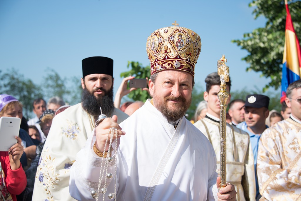 PS Corneliu a sfinţit biserica din Corni-Albeşti - Foto: Constantin Comici Porţi spre ceruri în Mitropolia Moldovei şi Bucovinei
