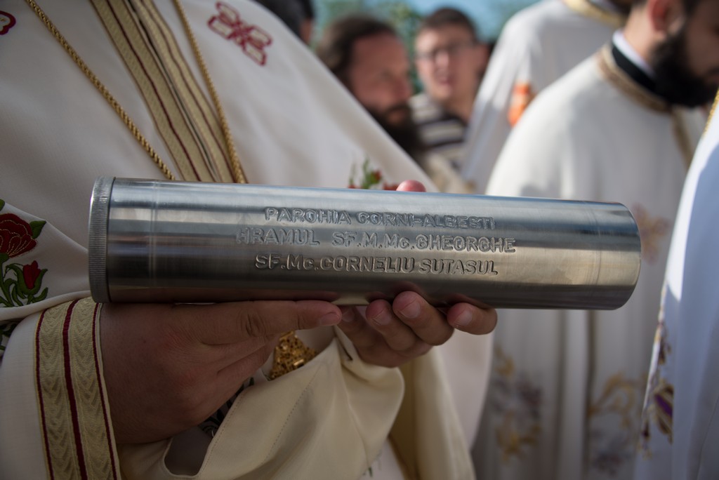 PS Corneliu a sfinţit biserica din Corni-Albeşti - Foto: Constantin Comici Porţi spre ceruri în Mitropolia Moldovei şi Bucovinei