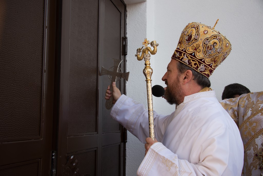 PS Corneliu a sfinţit biserica din Corni-Albeşti - Foto: Constantin Comici Porţi spre ceruri în Mitropolia Moldovei şi Bucovinei