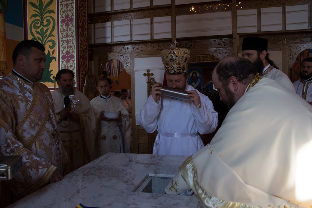 PS Corneliu a sfinţit biserica din Corni-Albeşti - Foto: Constantin Comici Porţi spre ceruri în Mitropolia Moldovei şi Bucovinei