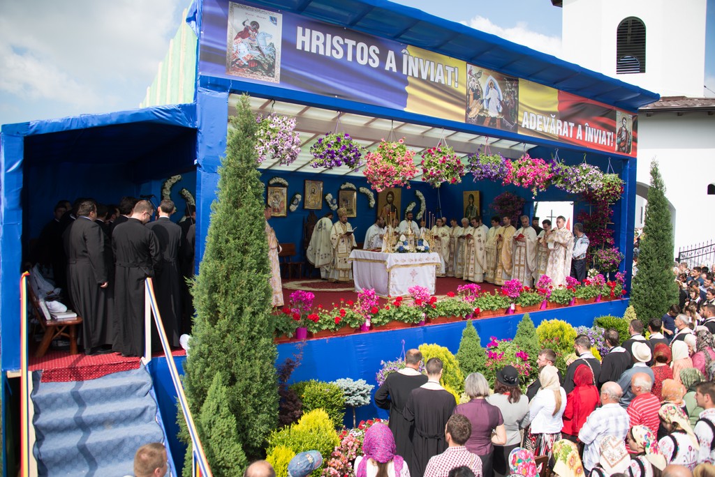 PS Corneliu a sfinţit biserica din Corni-Albeşti - Foto: Constantin Comici Porţi spre ceruri în Mitropolia Moldovei şi Bucovinei