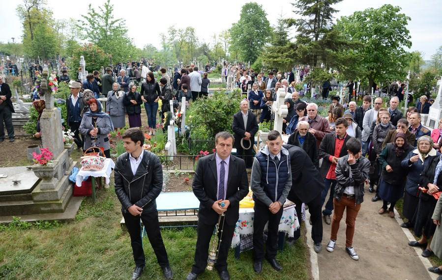 Mii de oameni în jurul Sfântului Altar, la Andrieşeni