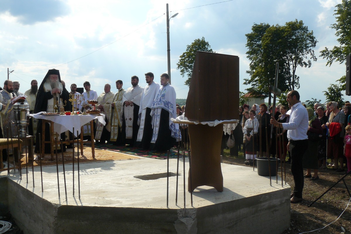PS Calinic Botoşăneanul a pus piatra de temelie a bisericii cimitirului Dealu Mare din Dorohoi Biserici resfinţite în Mitropolia Moldovei şi Bucovinei (GALERIE FOTO)
