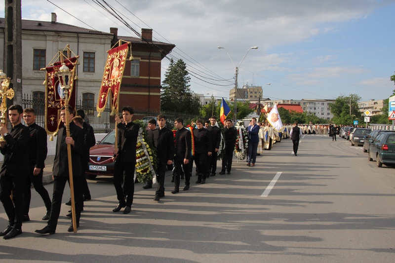 Procesiune impresionantă în cinstea lui Melchisedec Ştefănescu Procesiune impresionantă în cinstea lui Melchisedec Ştefănescu