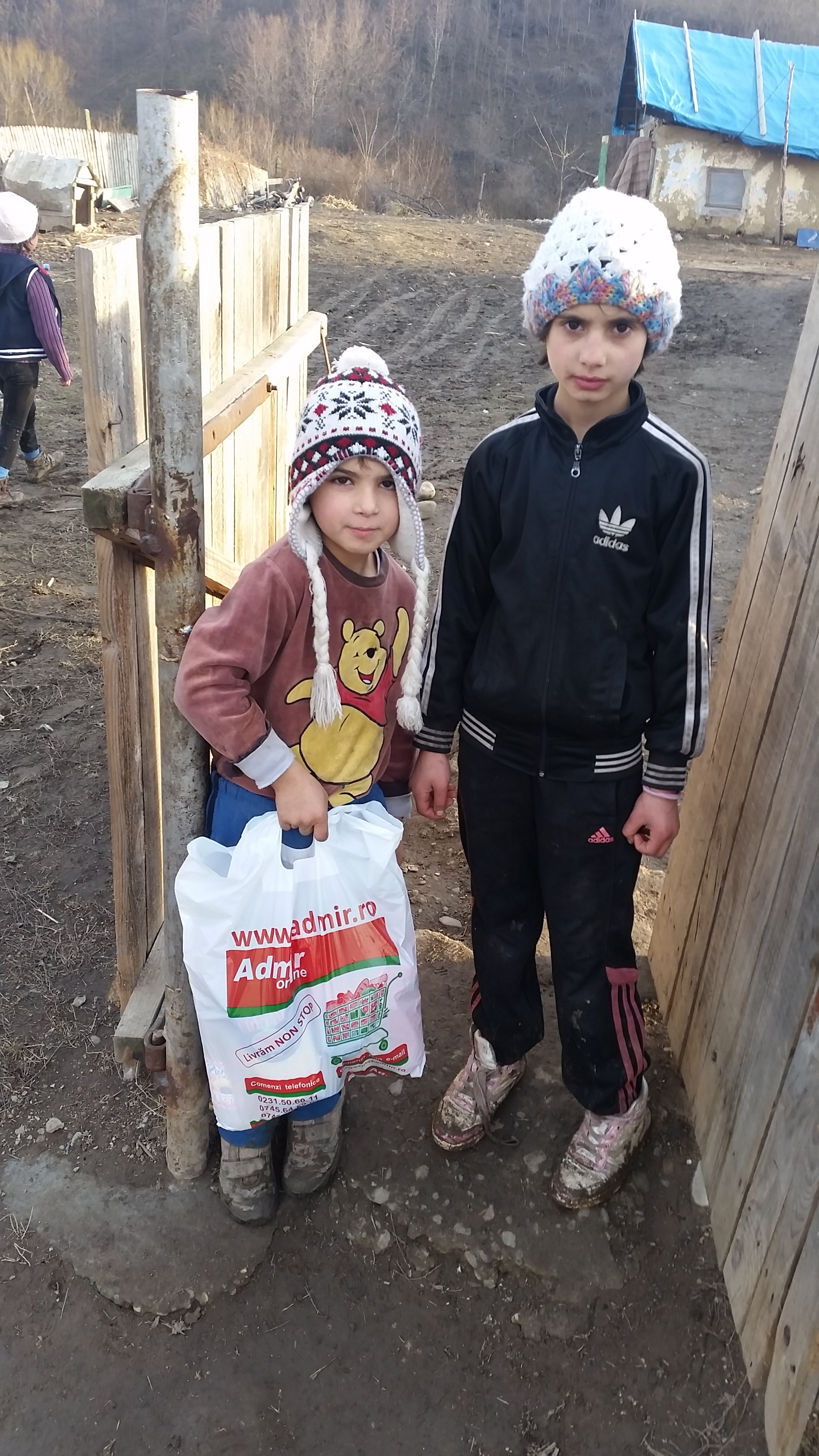 Familiile nevoiașe din Parohia Poiana-Brăeşti, ajutate în urma proiectului „Dăruind vei dobândi”