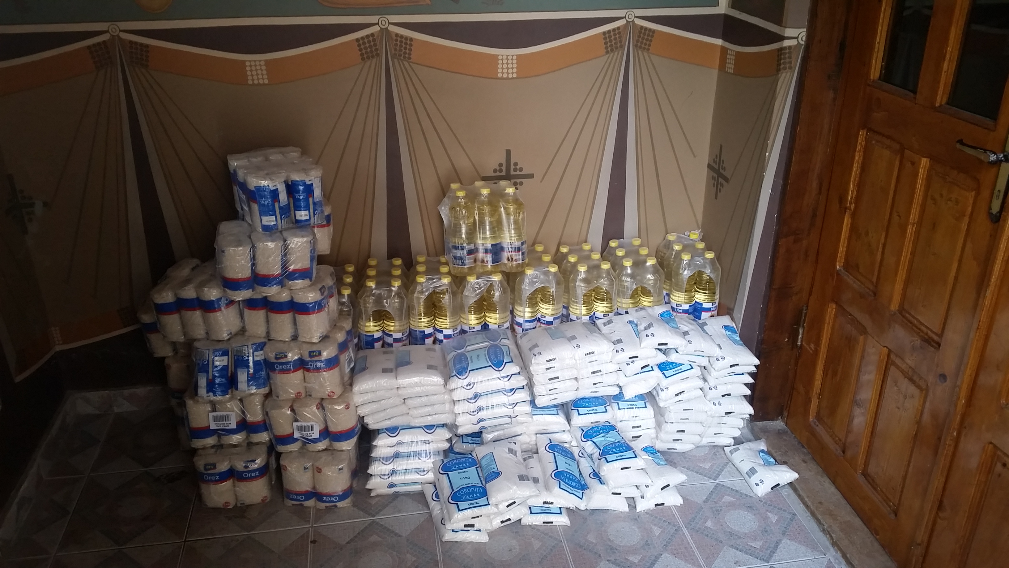 Familiile nevoiașe din Parohia Poiana-Brăeşti, ajutate în urma proiectului „Dăruind vei dobândi”