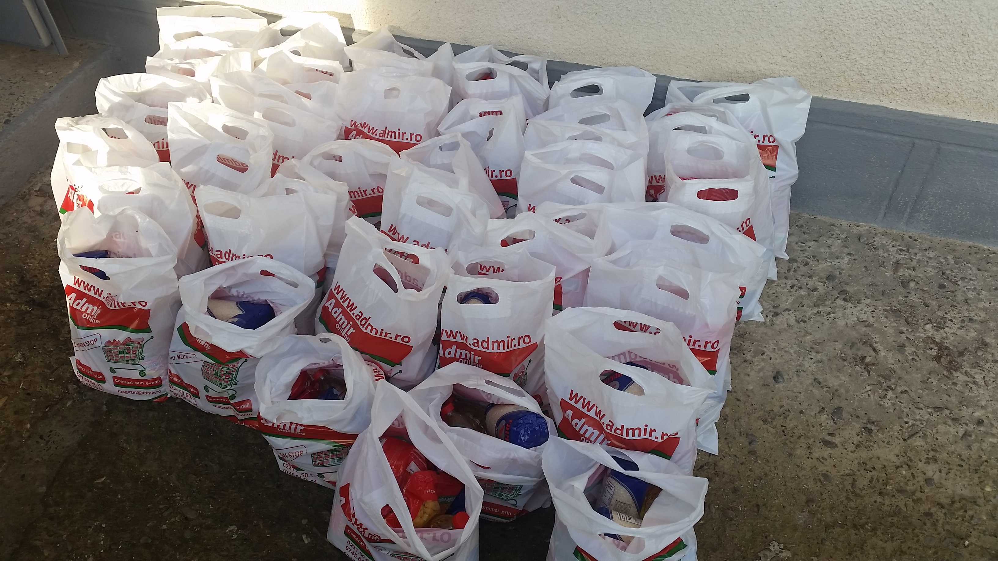 Familiile nevoiașe din Parohia Poiana-Brăeşti, ajutate în urma proiectului „Dăruind vei dobândi”