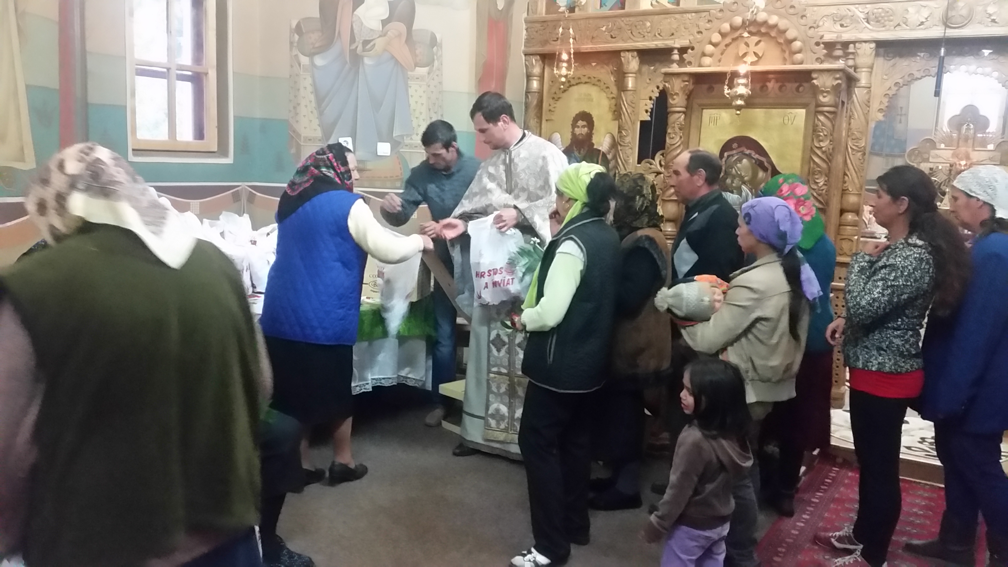 Familiile nevoiașe din Parohia Poiana-Brăeşti, ajutate în urma proiectului „Dăruind vei dobândi”