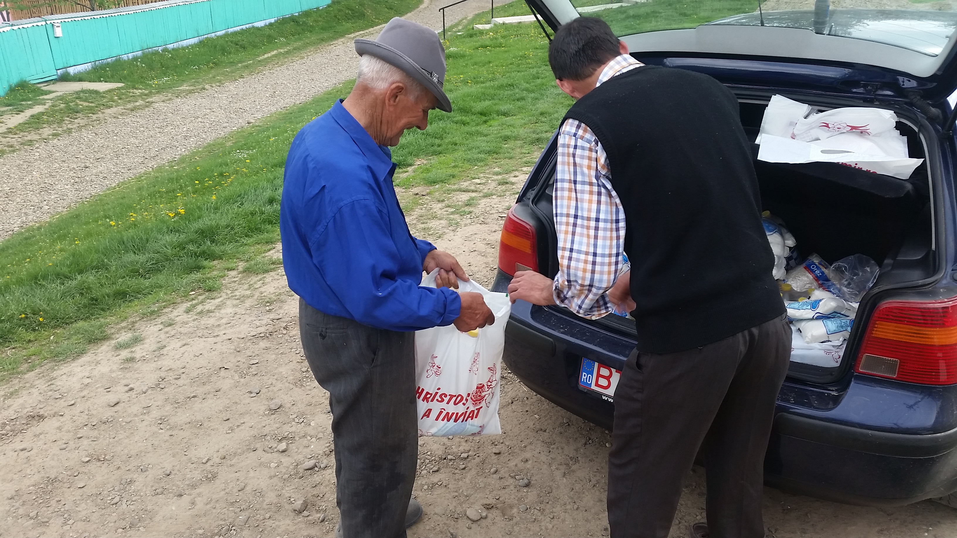 Familiile nevoiașe din Parohia Poiana-Brăeşti, ajutate în urma proiectului „Dăruind vei dobândi”