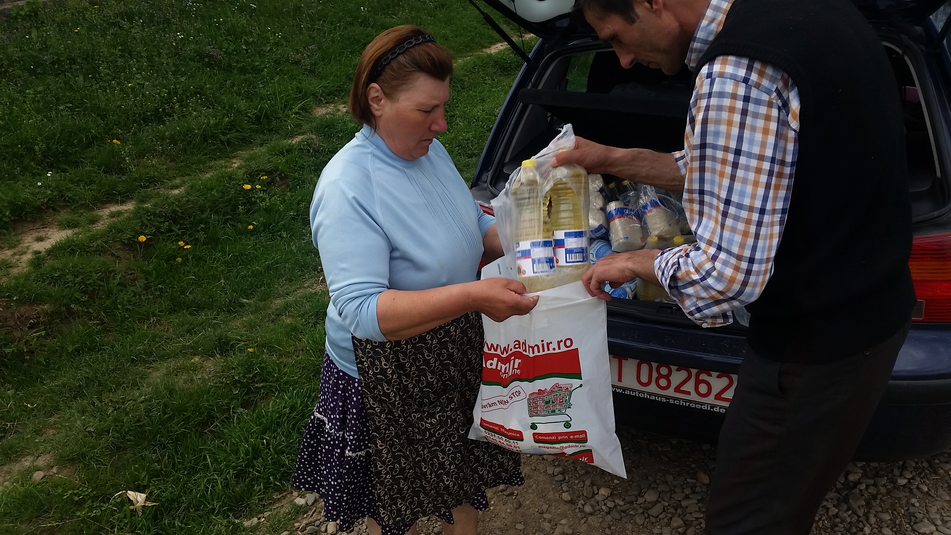 Familiile nevoiașe din Parohia Poiana-Brăeşti, ajutate în urma proiectului „Dăruind vei dobândi”