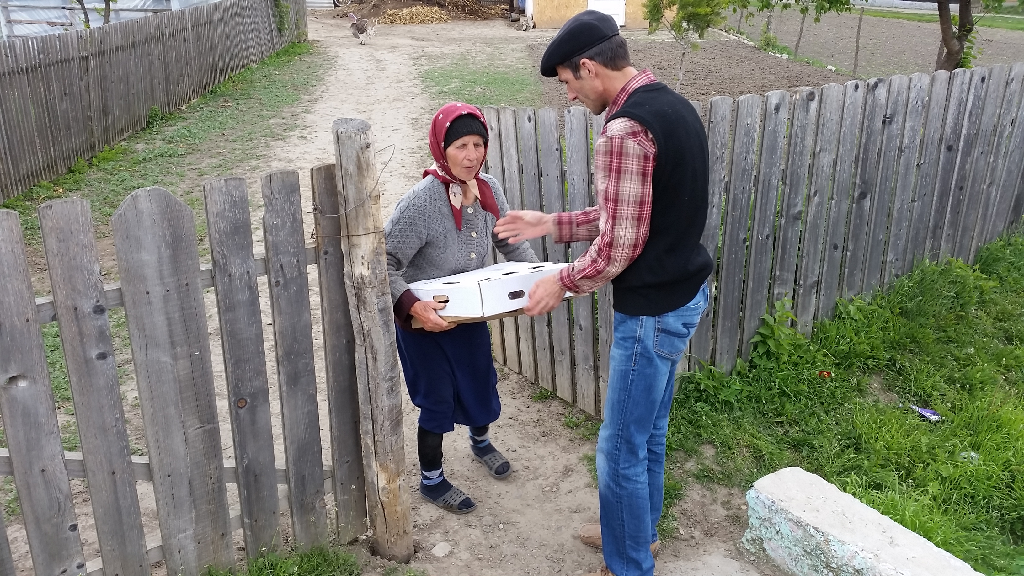 Familiile nevoiașe din Parohia Poiana-Brăeşti, ajutate în urma proiectului „Dăruind vei dobândi”