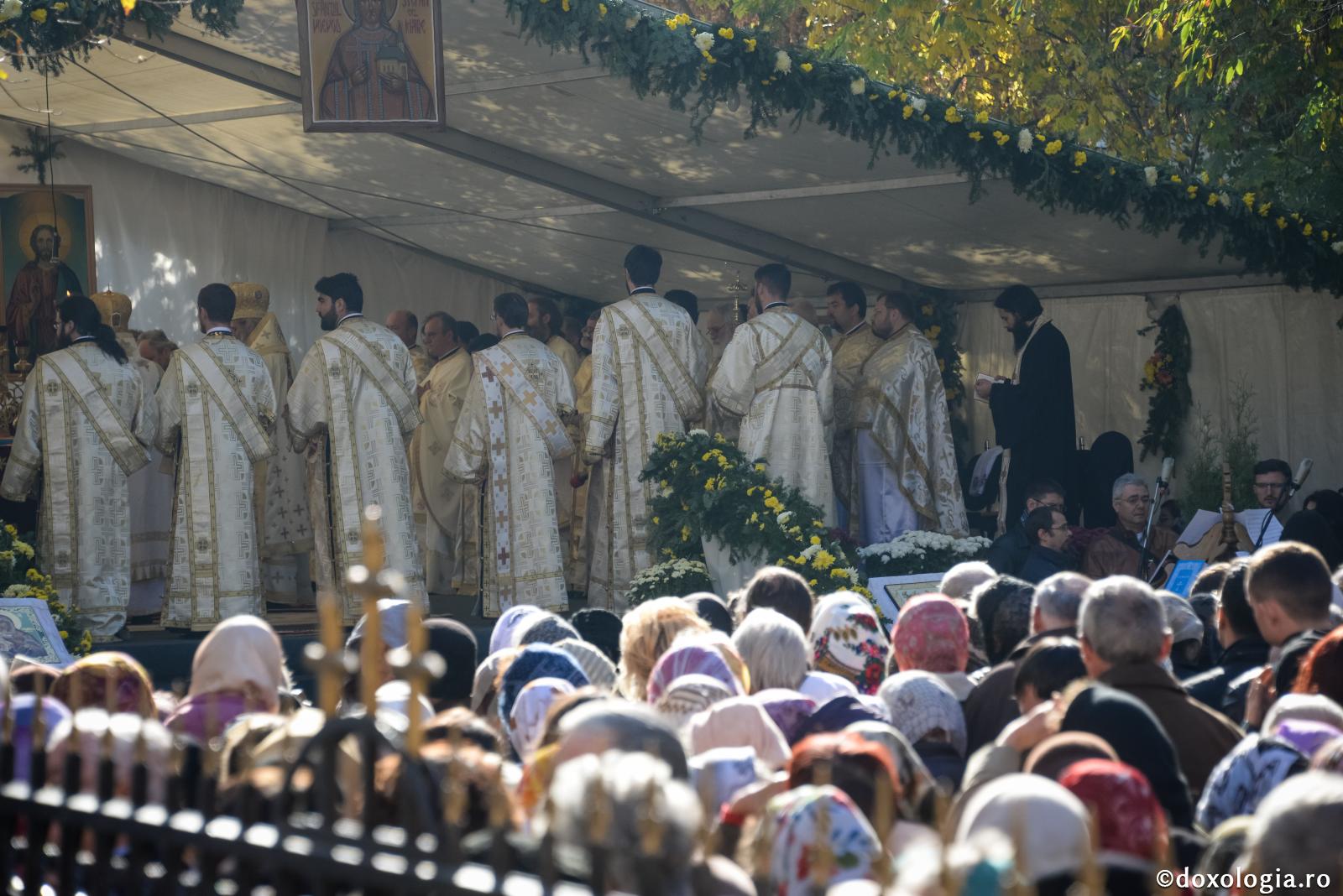 Preoția slujitoare și preoția generală / Foto: Pr. Silviu Cluci Sfânta Liturghie pe scenă