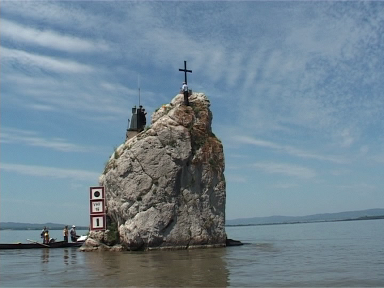 Sfințire de troiță pe apele Dunării Sfințire de troiță pe apele Dunării