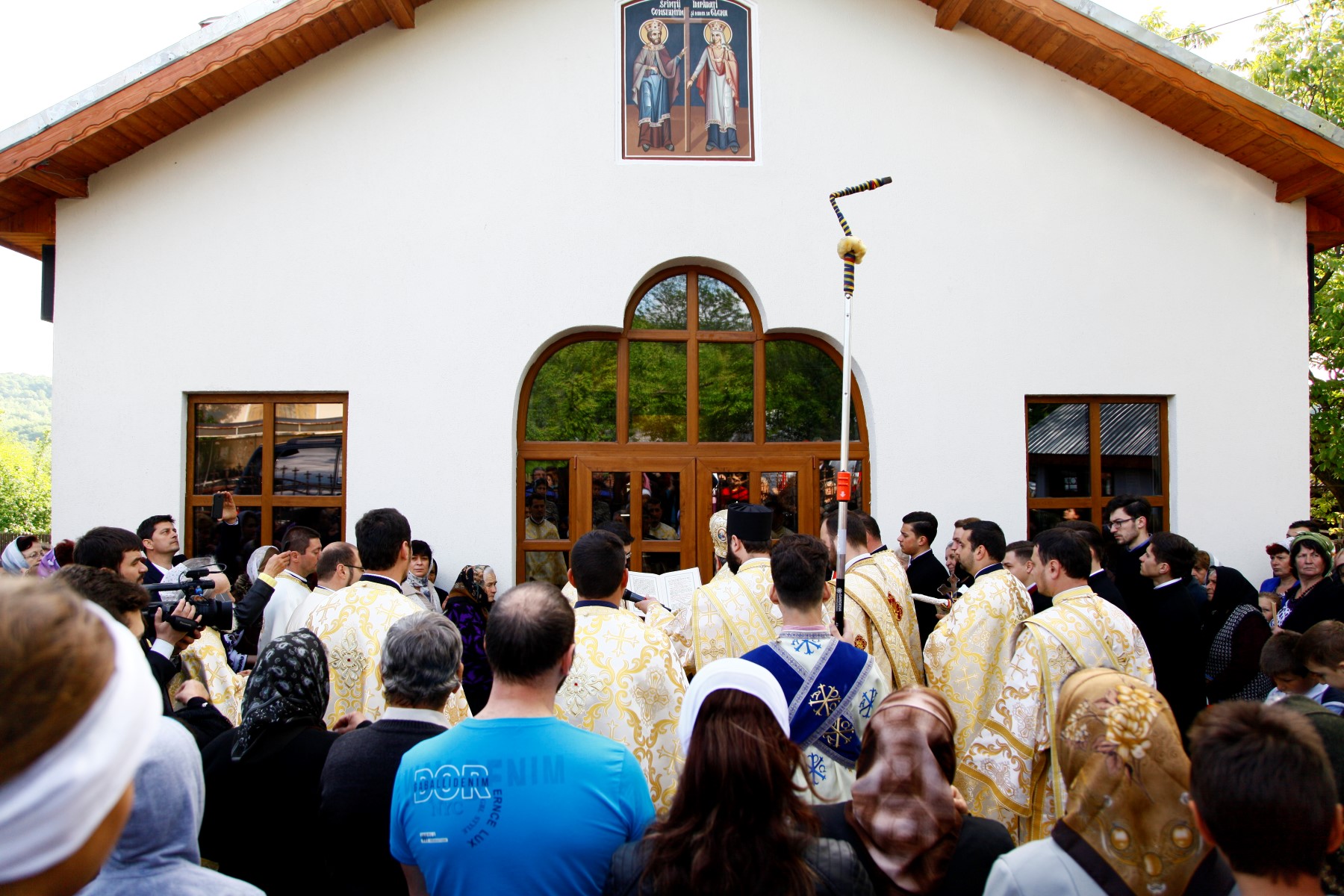 Înaltpreasfinţitul Ciprian: „În orice biserică sfințită de un arhiereu canonic, sălășluiește permanent, în chip nevăzut, dar real, Mântuitorul Hristos”