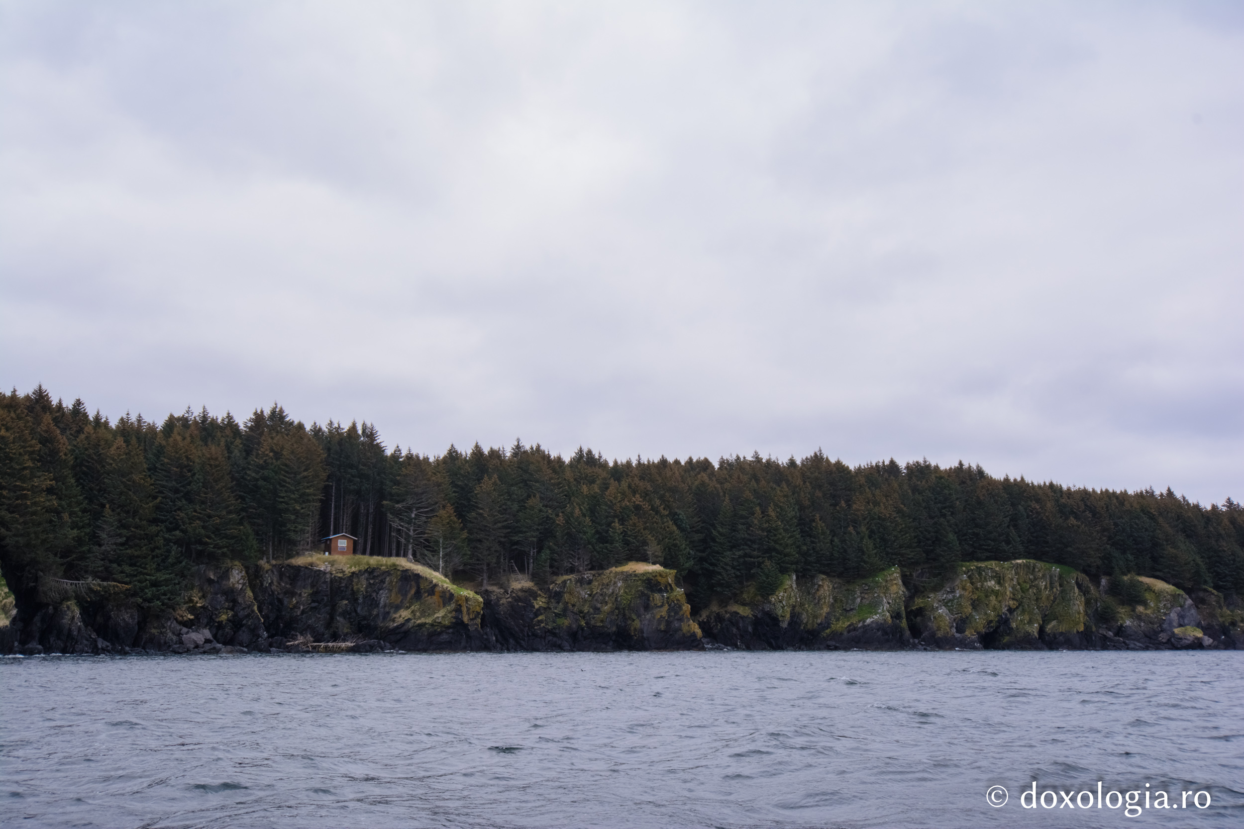 Schitul Sfântul Nil Sorski de pe insula Nilus – Alaska / Foto: Victor Larie Schitul Sfântul Nil Sorski de pe insula Nilus – Alaska