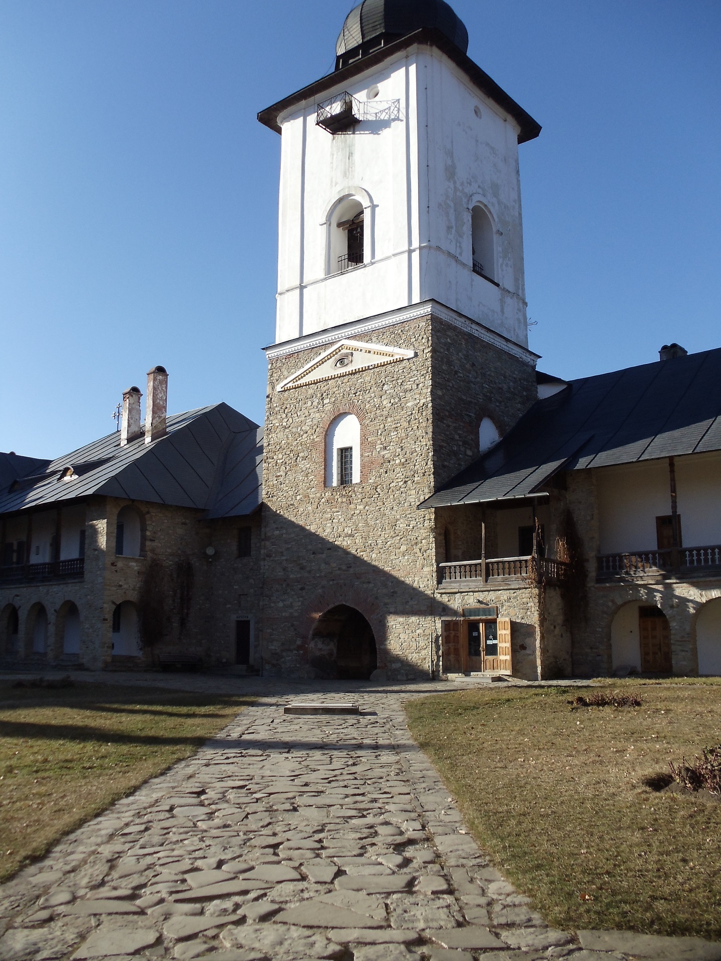 30 de ani de când au fost descoperite moaştele Sfântului Necunoscut de la Mănăstirea Neamț