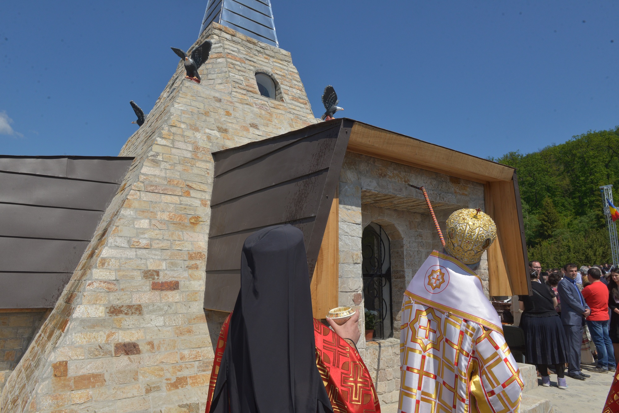 „Cei plecați la Domnul nu așteaptă de la noi decât două lucruri: milostenie pentru odihna sufletelor lor și rugăciune unită cu neuitarea”