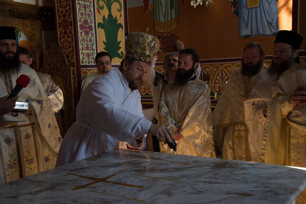 PS Corneliu a sfinţit biserica din Corni-Albeşti - Foto: Constantin Comici Porţi spre ceruri în Mitropolia Moldovei şi Bucovinei